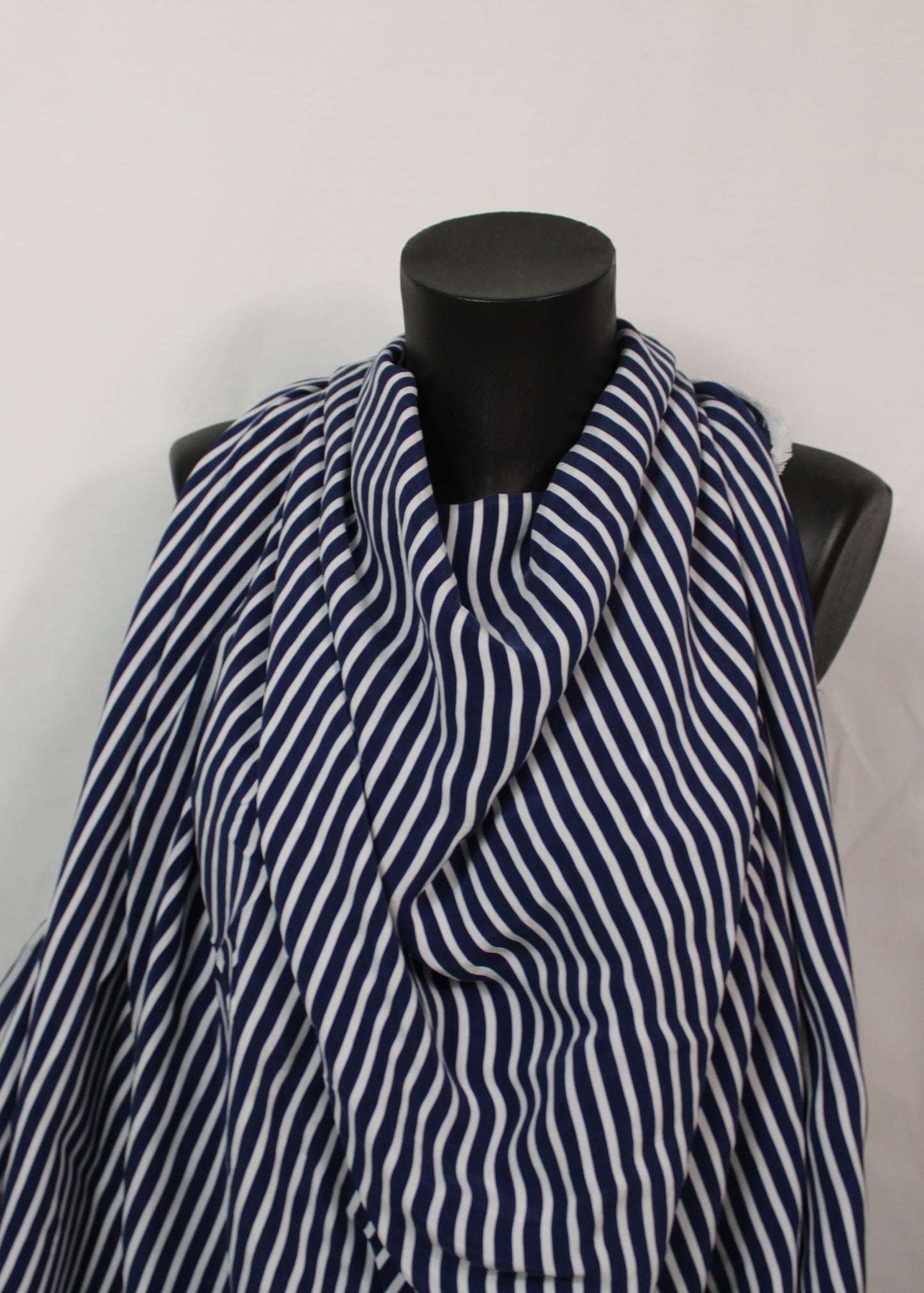 Tissu twill cupro - à rayure - bleu marine et blanche - photo 4/5 | So Tissus