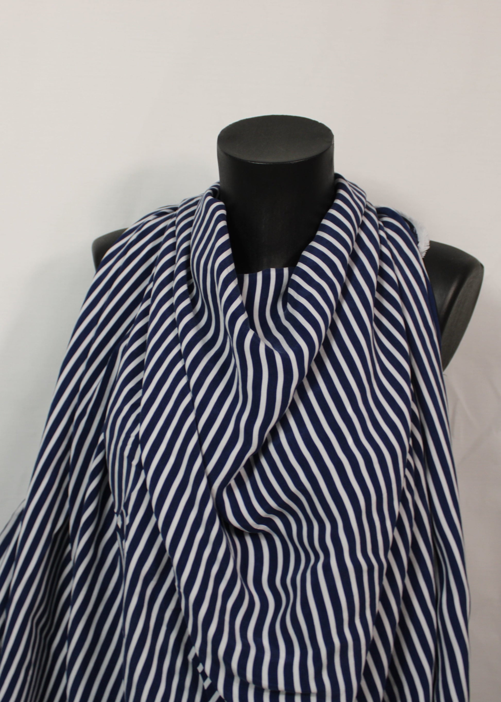 Tissu twill cupro - à rayure - bleu marine et blanche - photo 4/5 | So Tissus