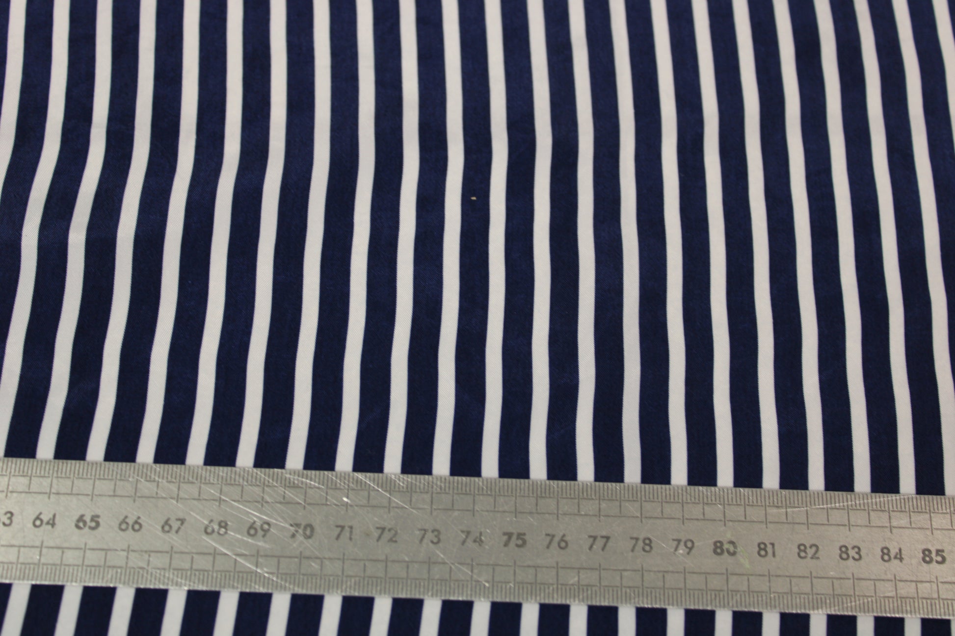Tissu twill cupro - à rayure - bleu marine et blanche - photo 5/5 | So Tissus