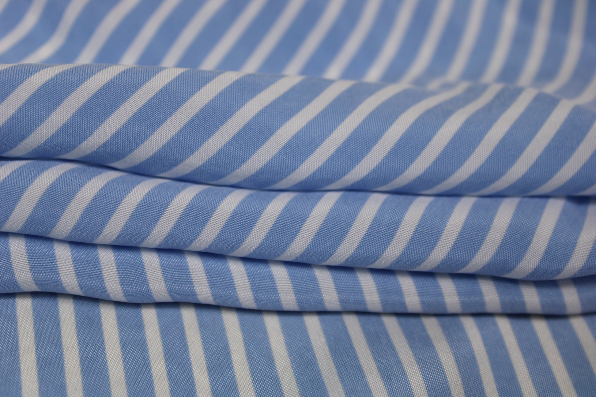 Tissu twill cupro - à rayure - bleu clair et blanche - photo 2/5 | So Tissus