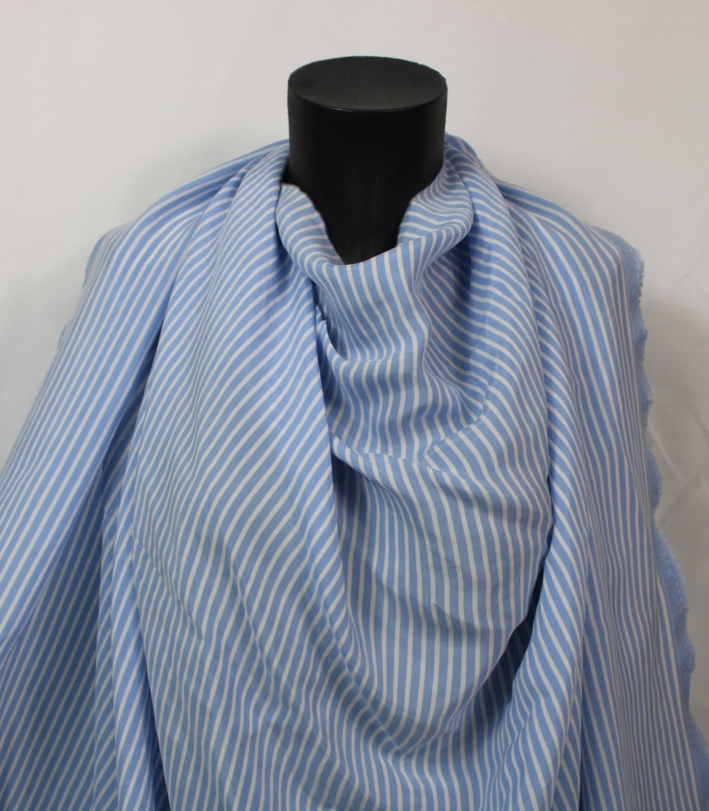 Tissu twill cupro - à rayure - bleu clair et blanche - photo 4/5 | So Tissus