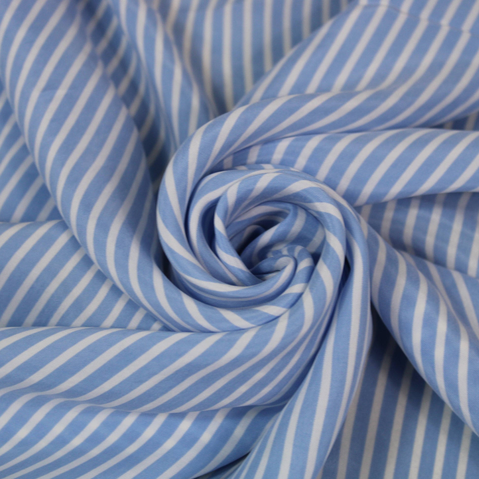 Tissu twill cupro - à rayure - bleu clair et blanche - photo 1/5 | So Tissus