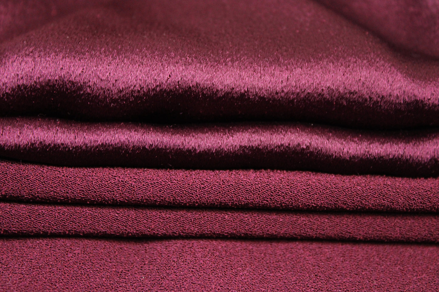 Tissu crêpe envers satin - bordeaux - photo 3/5 | So Tissus