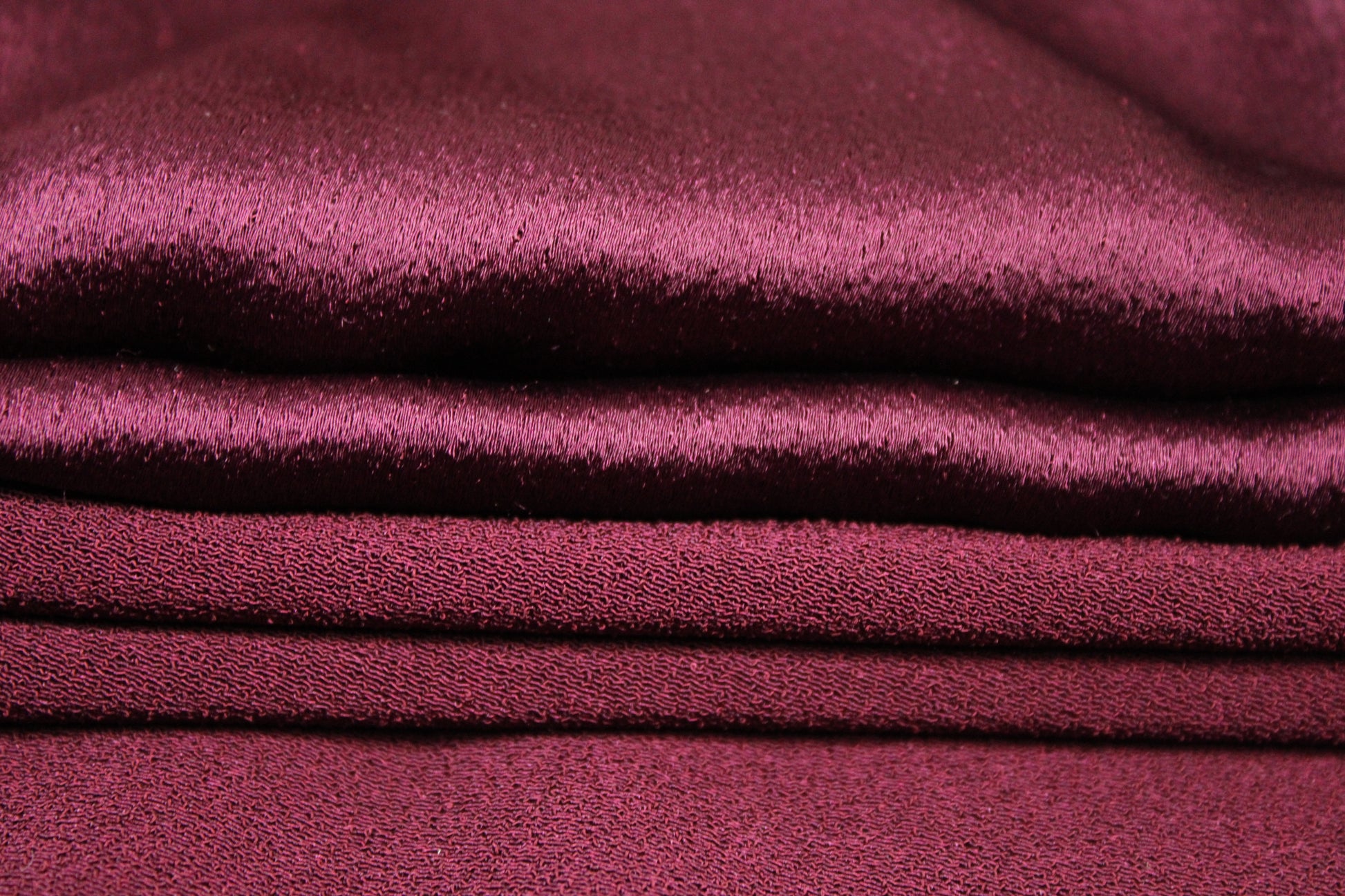 Tissu crêpe envers satin - bordeaux - photo 3/5 | So Tissus