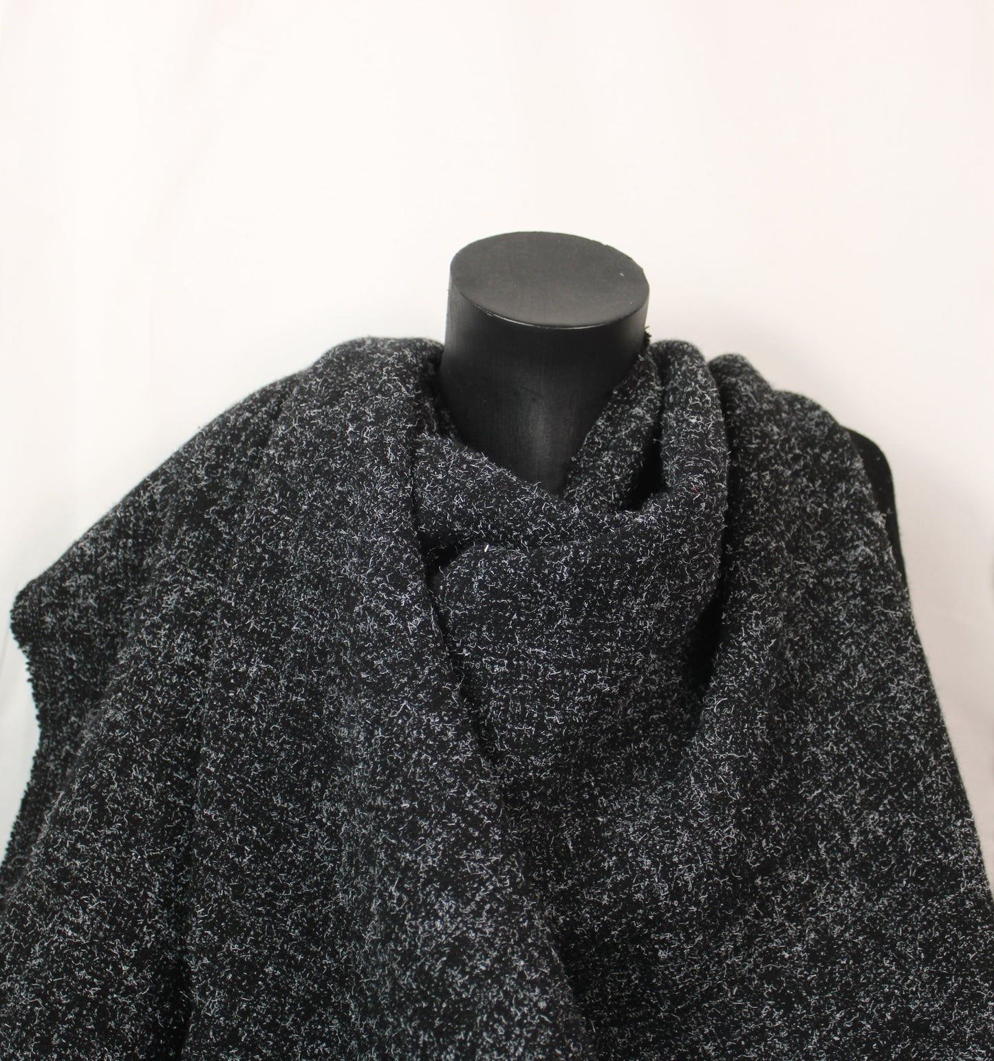 Tissu drap de laine moucheté - noir et blanc - photo 4/4 | So Tissus
