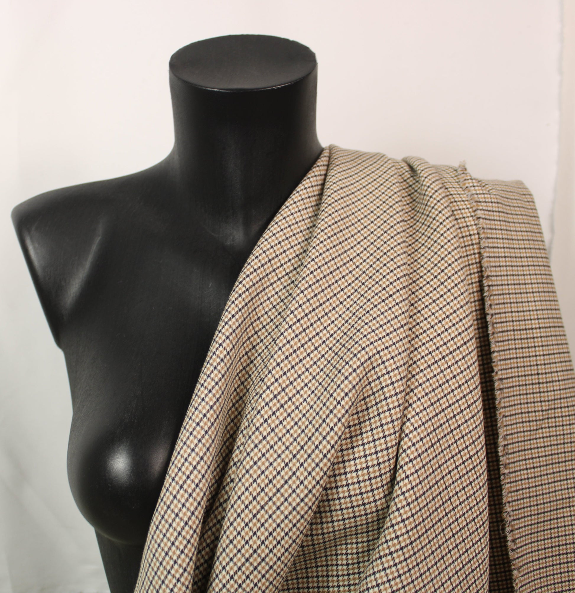 Tissu crêpe de laine stretch laine - pieds de puce - blanc, beige et noir - photo 3/5 | So Tissus