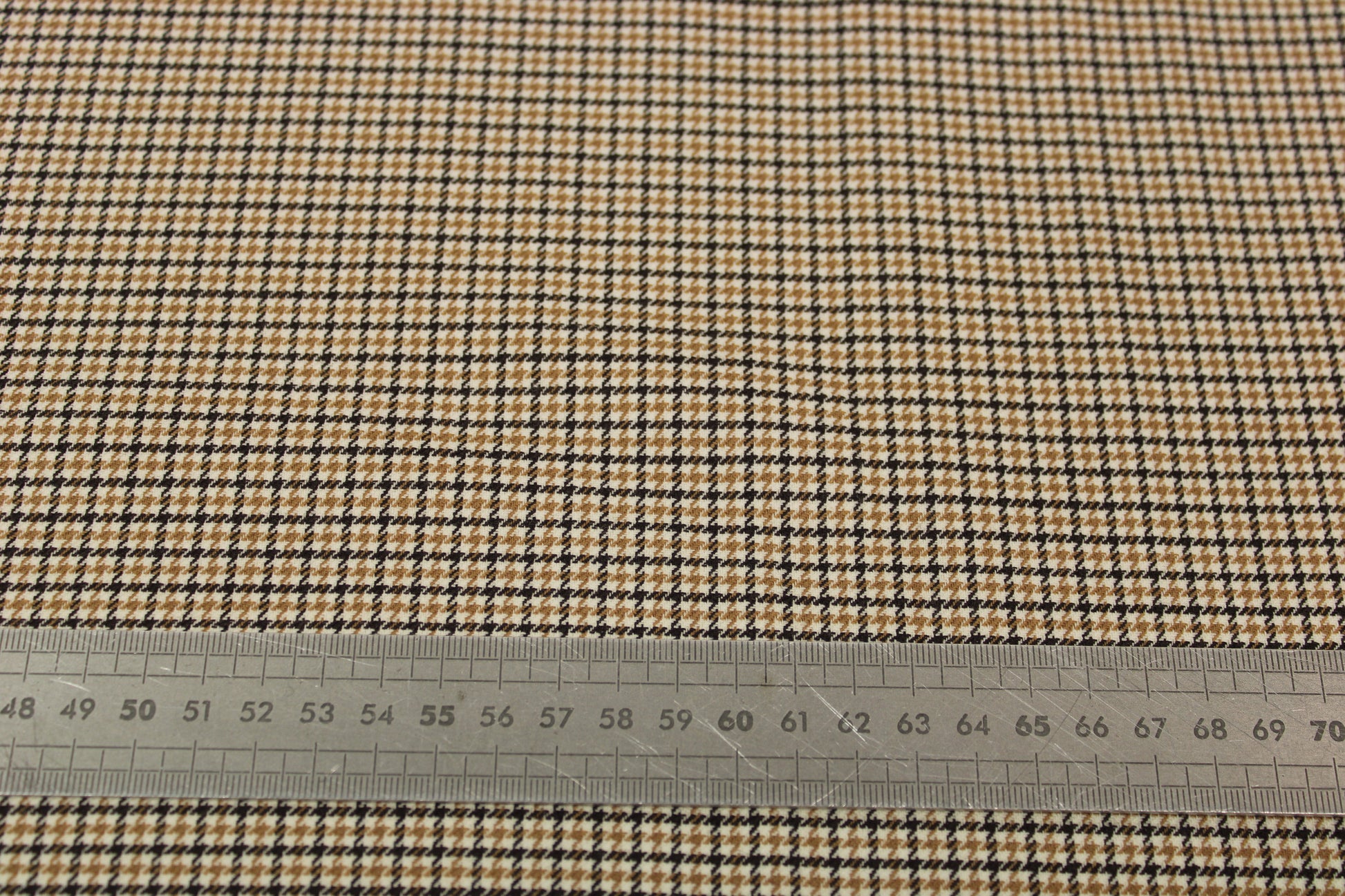 Tissu crêpe de laine stretch laine - pieds de puce - blanc, beige et noir - photo 5/5 | So Tissus