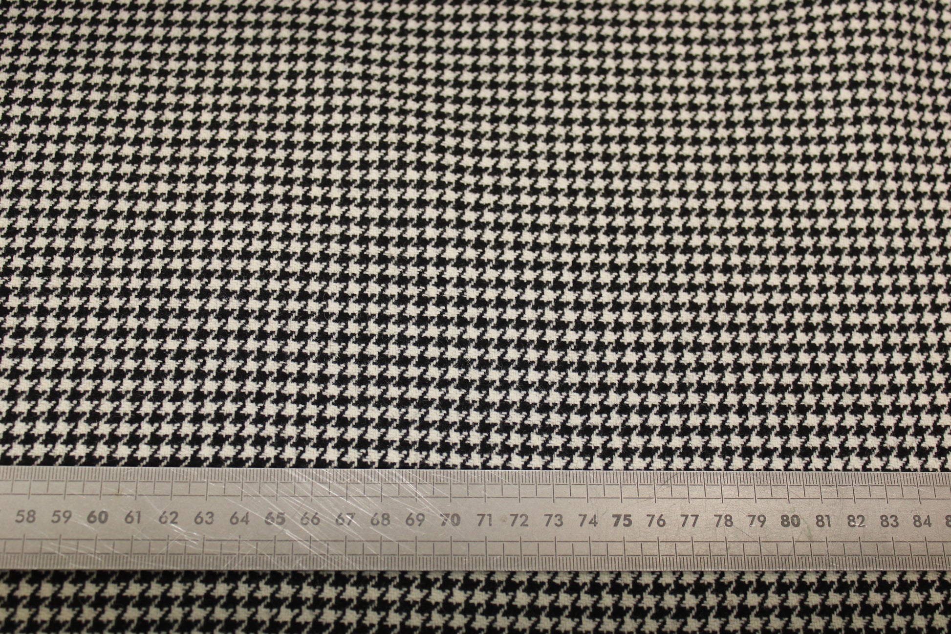Tissu drap de laine - pieds de poule - blanc et noir - photo 5/5 | So Tissus