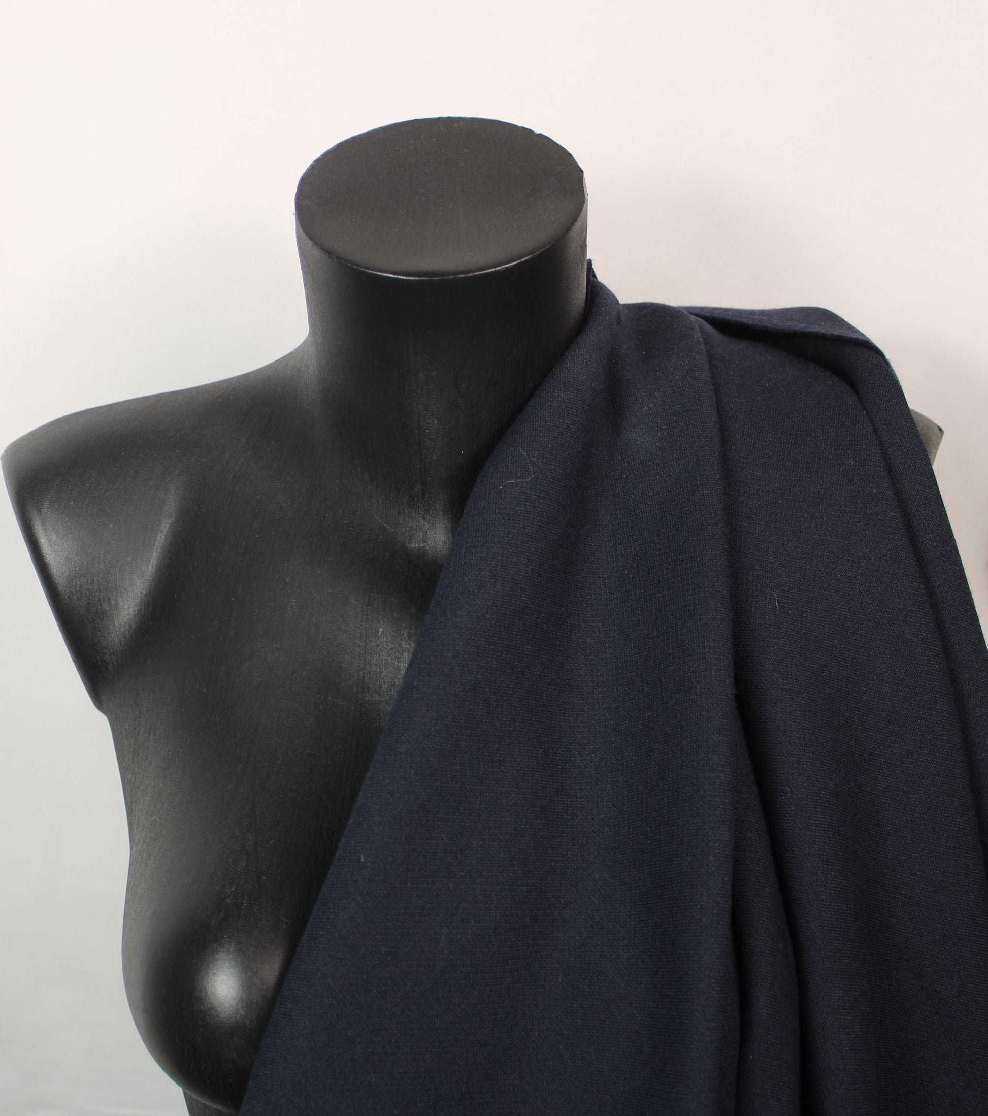 Tissu double crêpe de laine - bleu marine - photo 3/4 | So Tissus