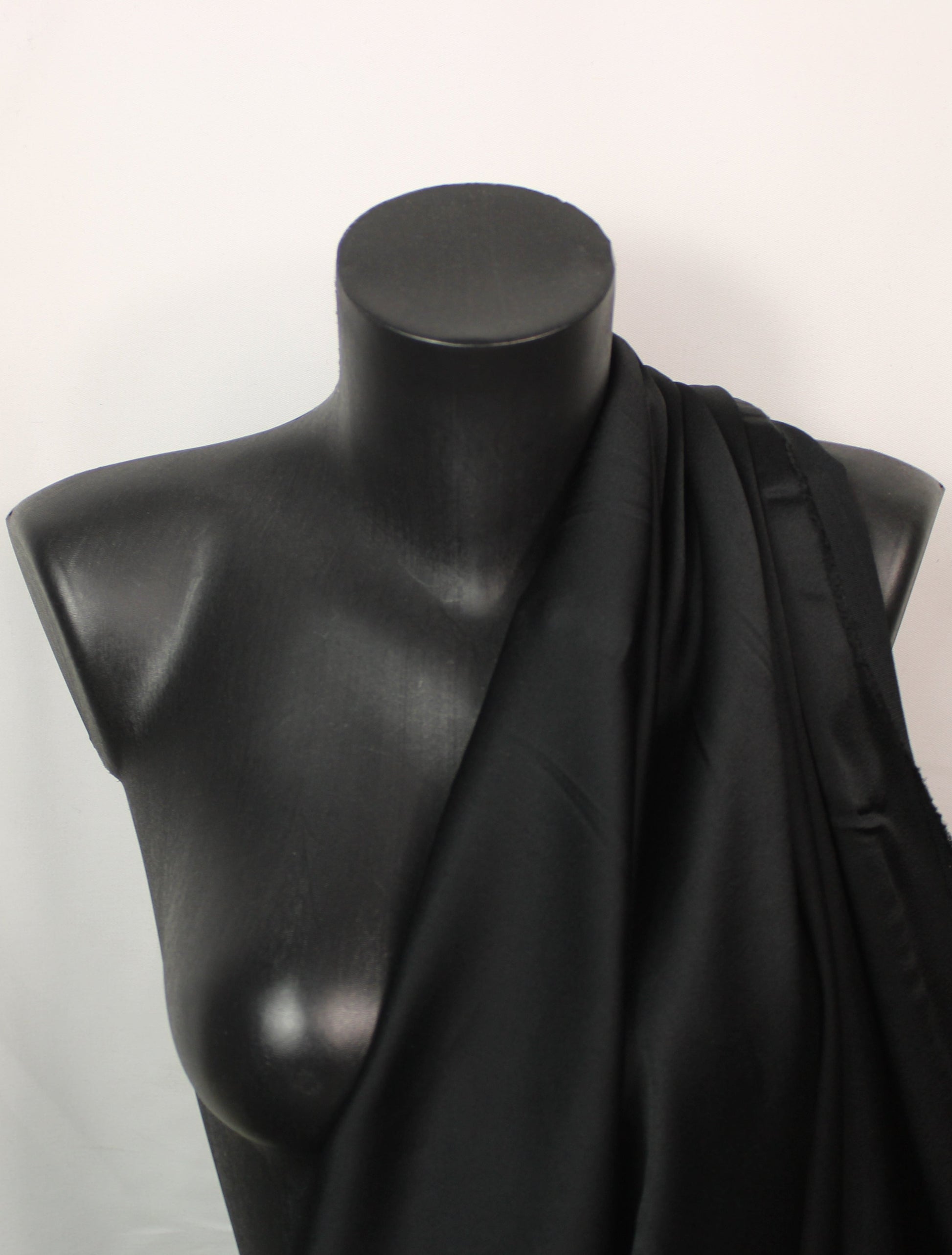 Tissu crêpe envers satin japonais - noir - photo 3/4 | So Tissus