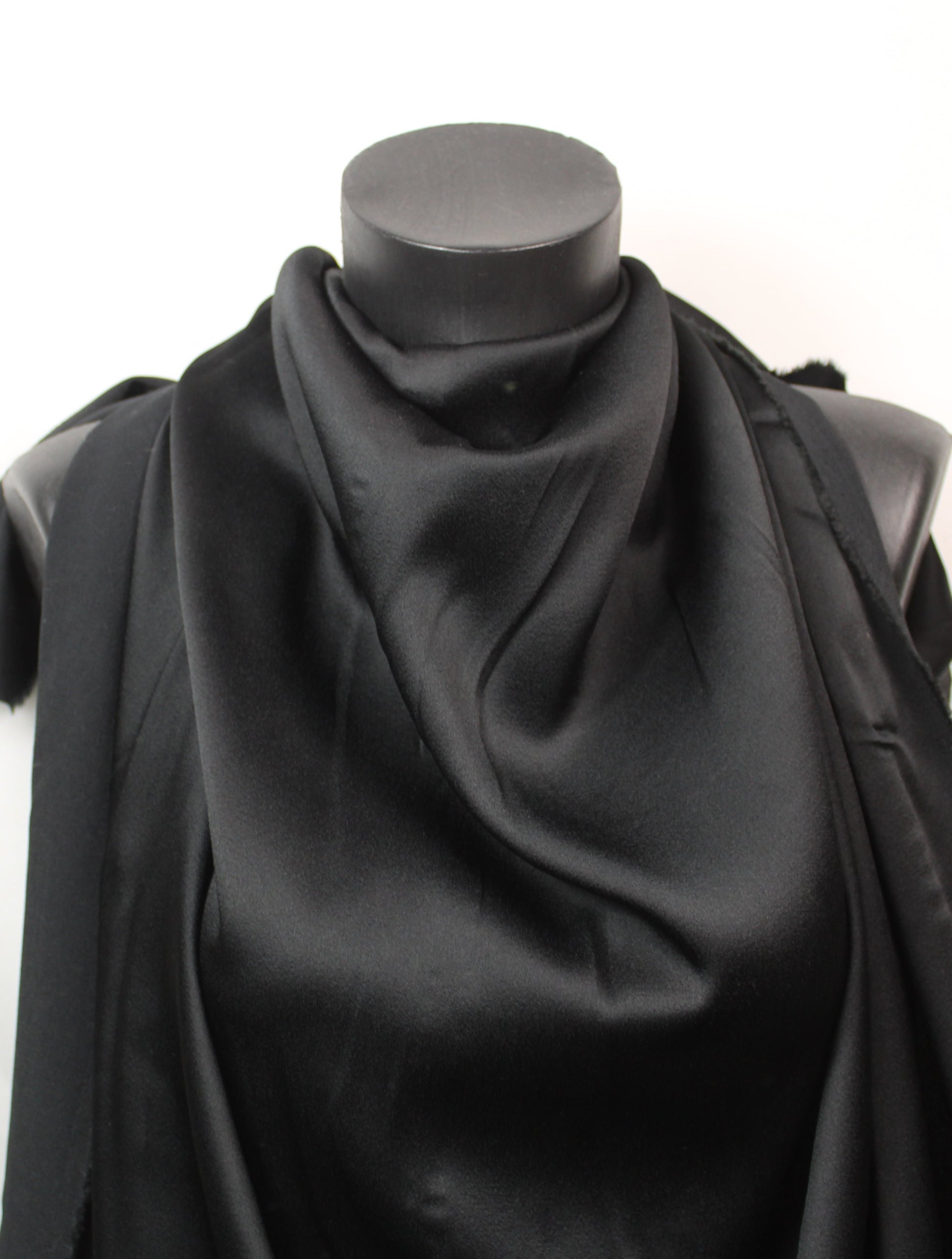 Tissu crêpe envers satin japonais - noir - photo 4/4 | So Tissus
