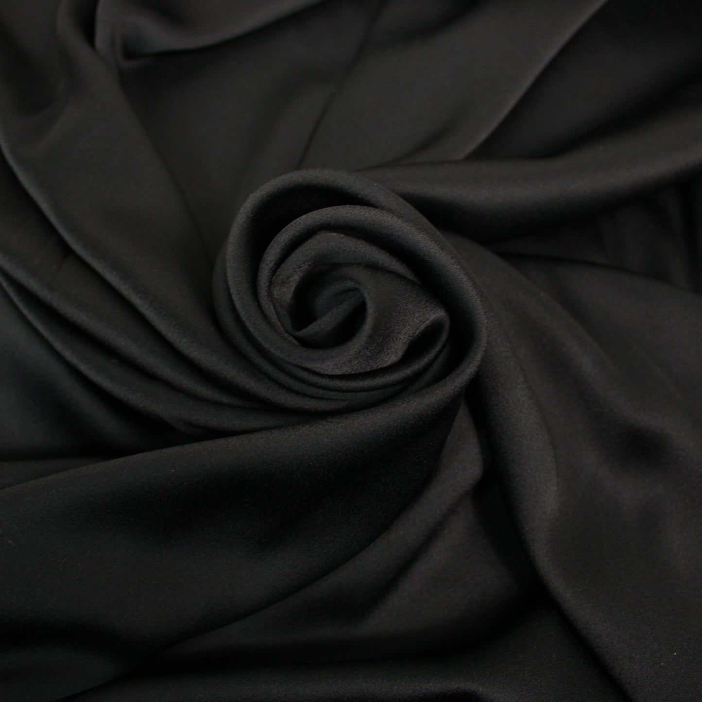 Tissu crêpe envers satin japonais - noir - photo 1/4 | So Tissus