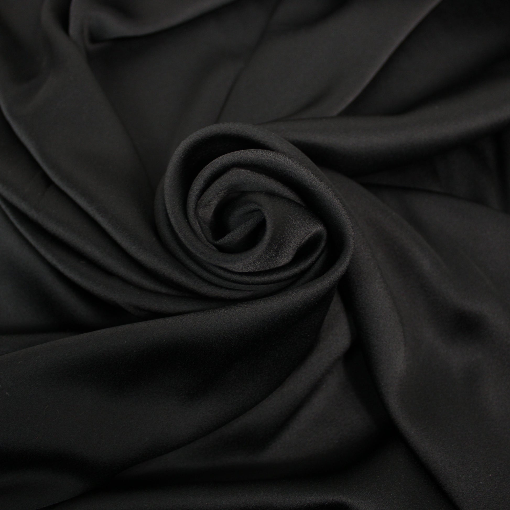 Tissu crêpe envers satin japonais - noir - photo 1/4 | So Tissus
