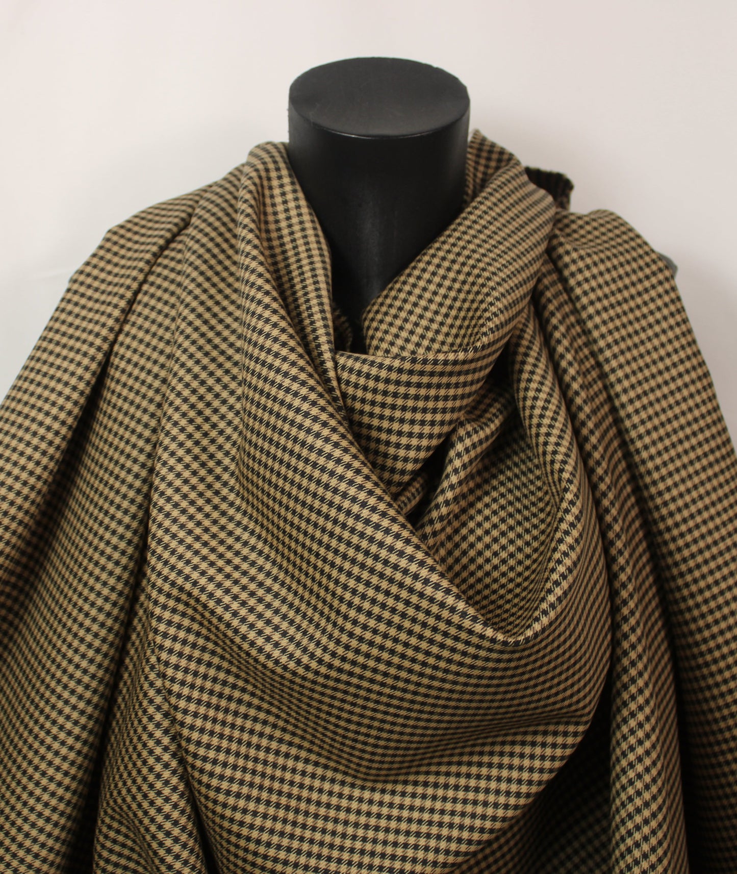 Tissu crêpe de laine - petits carreaux - noir , marron et beige - photo 4/5 | So Tissus