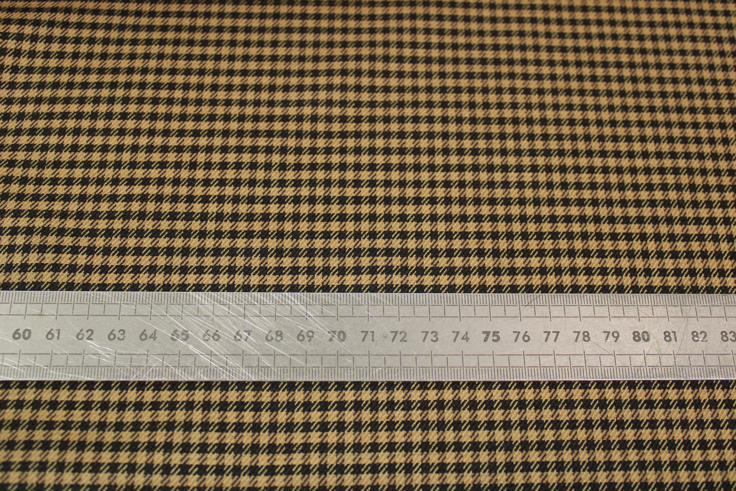 Tissu crêpe de laine - petits carreaux - noir , marron et beige - photo 5/5 | So Tissus