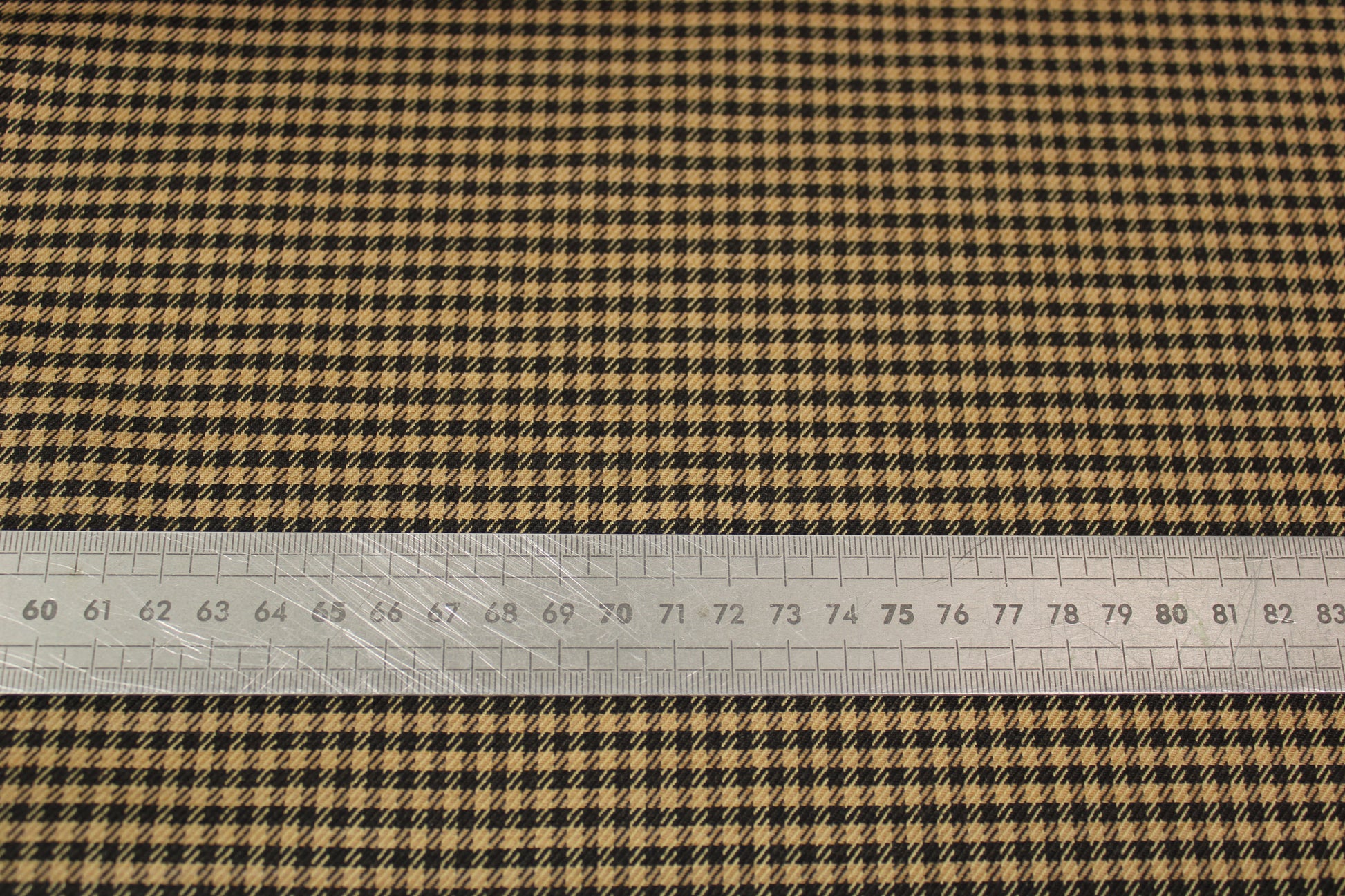 Tissu crêpe de laine - petits carreaux - noir , marron et beige - photo 5/5 | So Tissus