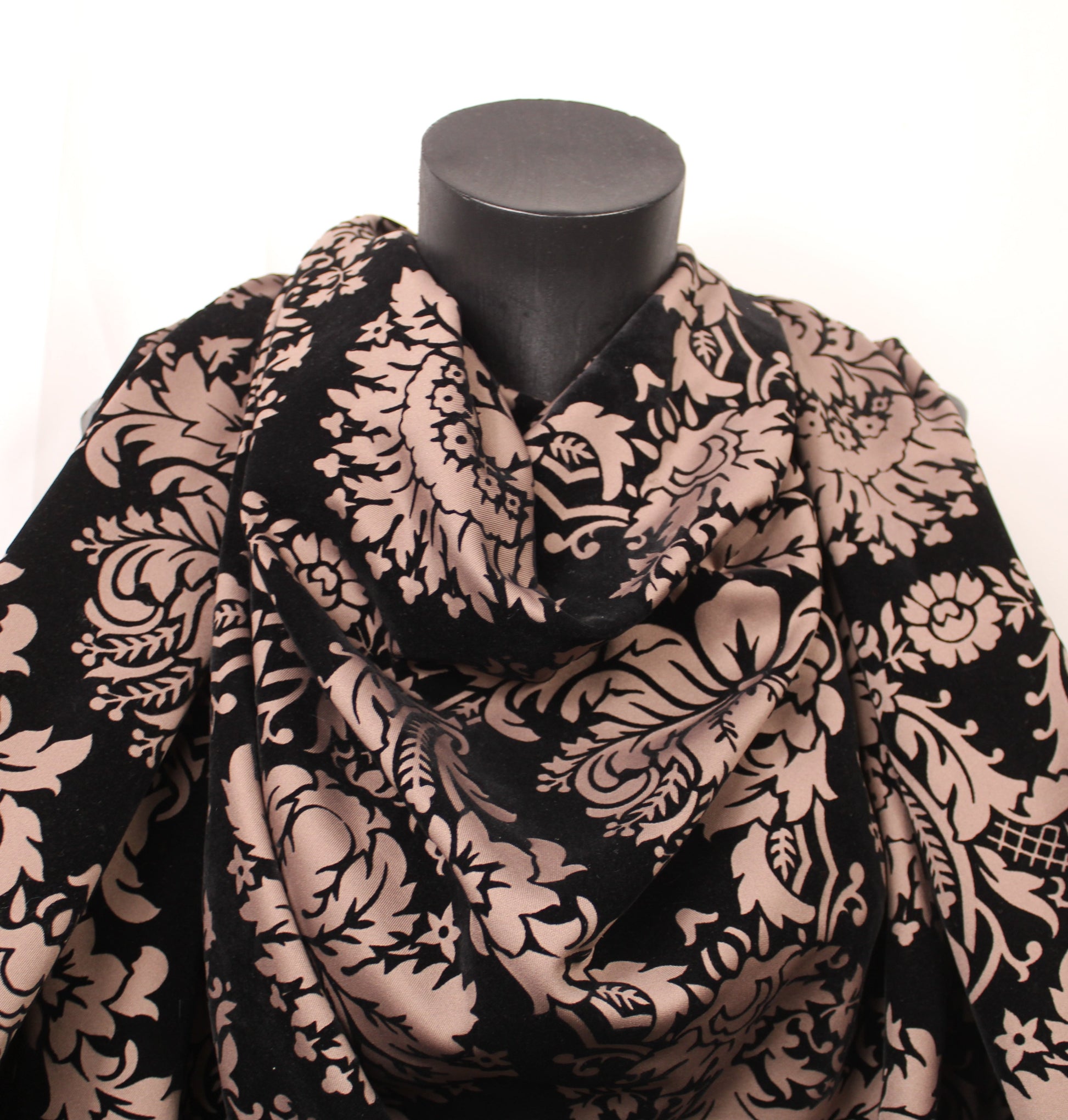 Tissu maille floqué - motif baroque - noir et taupe - photo 4/5 | So Tissus