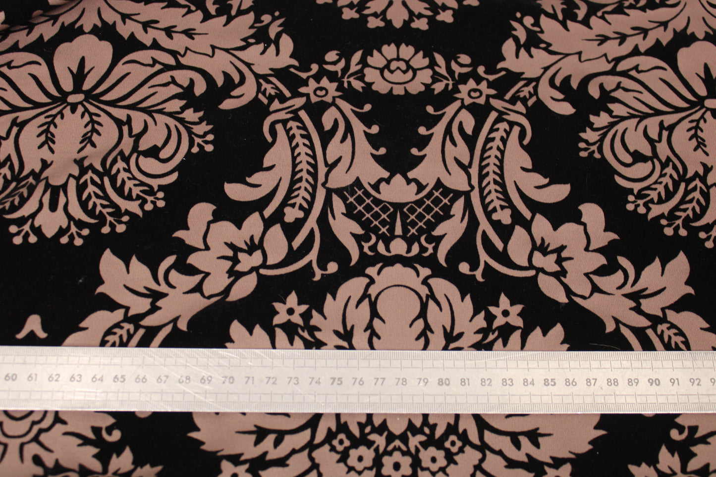 Tissu maille floqué - motif baroque - noir et taupe - photo 5/5 | So Tissus