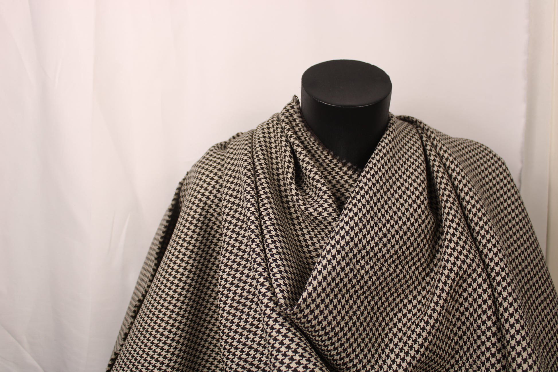 Tissu tweed de laine - pied de poule - écru et marron foncé - photo 4/5 | So Tissus