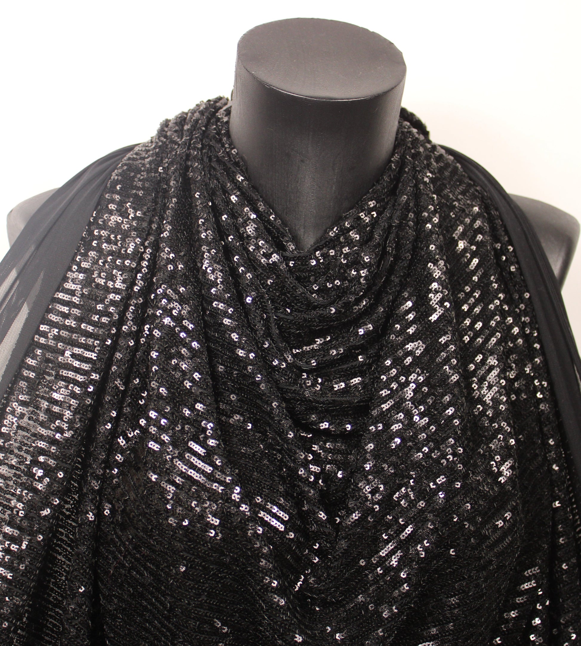 Tissu sequin - noir brillant - photo 4/4 | So Tissus