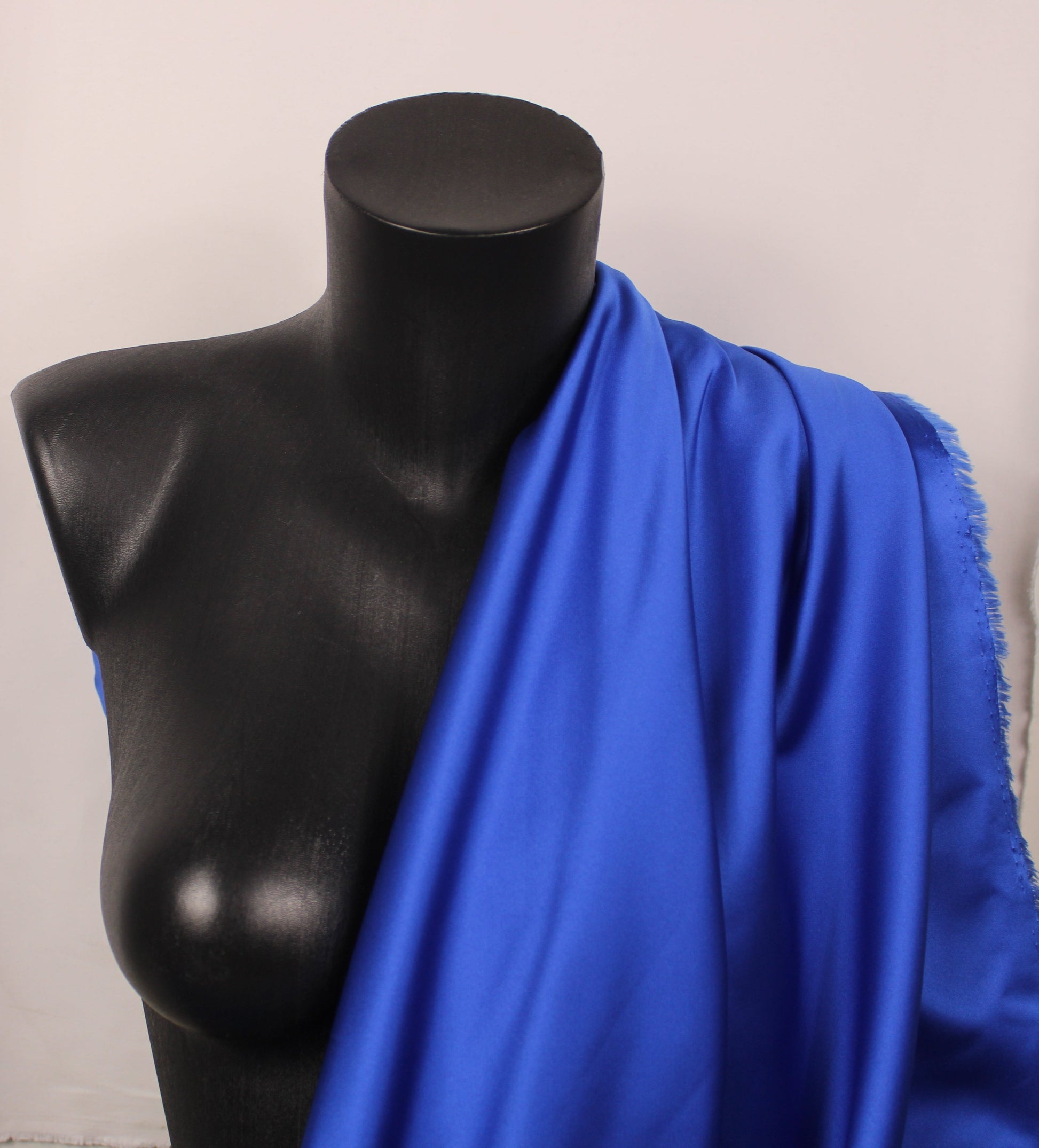 Tissu satin duchesse - bleu électrique - photo 3/4 | So Tissus