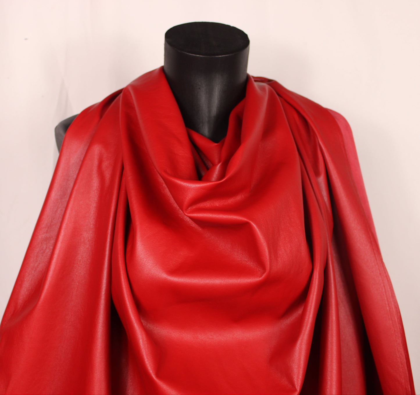 Tissu simili cuir - rouge - photo 4/4 | So Tissus