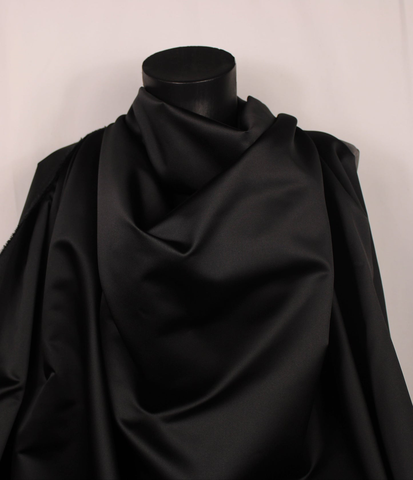 Tissu satin duchesse - noir - photo 4/4 | So Tissus