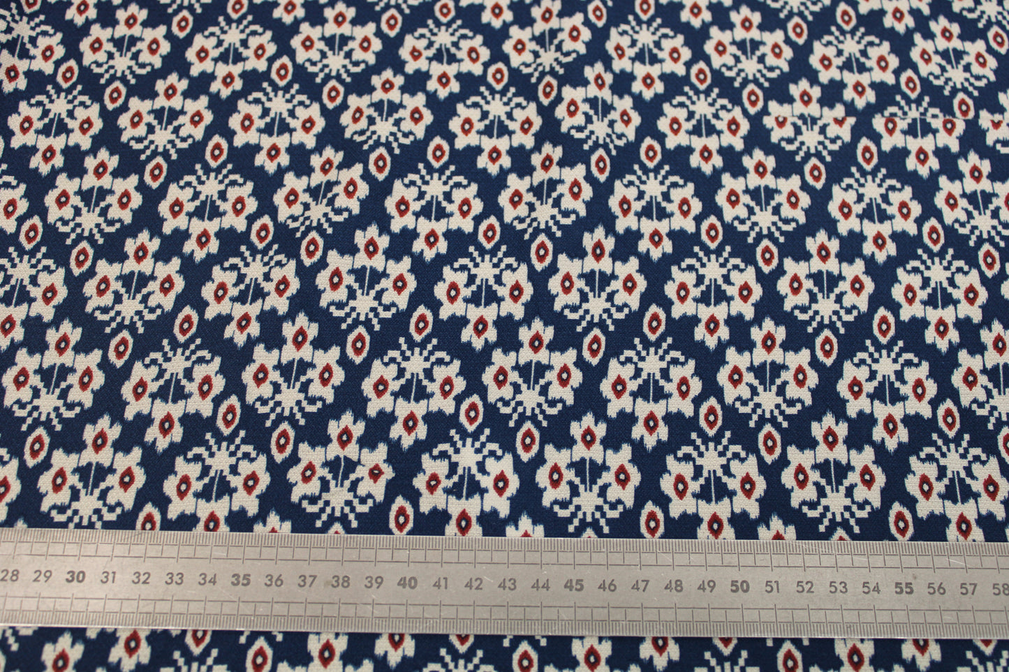Tissu viscose - imprimé fleurs abstraites - ton bleu pétrole - photo 5/5 | So Tissus