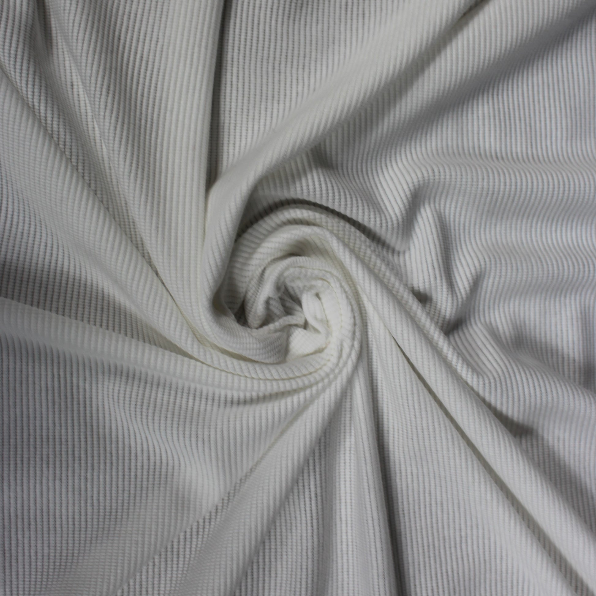 Tissus haute couture. Tissus au mètre pas cher. Tissus pas cher. Acheter tissus au mètre. Tissus français. Tissus de grandes maisons. Tissus haut de gamme. Tissus pour collection. Tissus pour createur. Jeune createur. Laine. Soie. Coton. Lin.