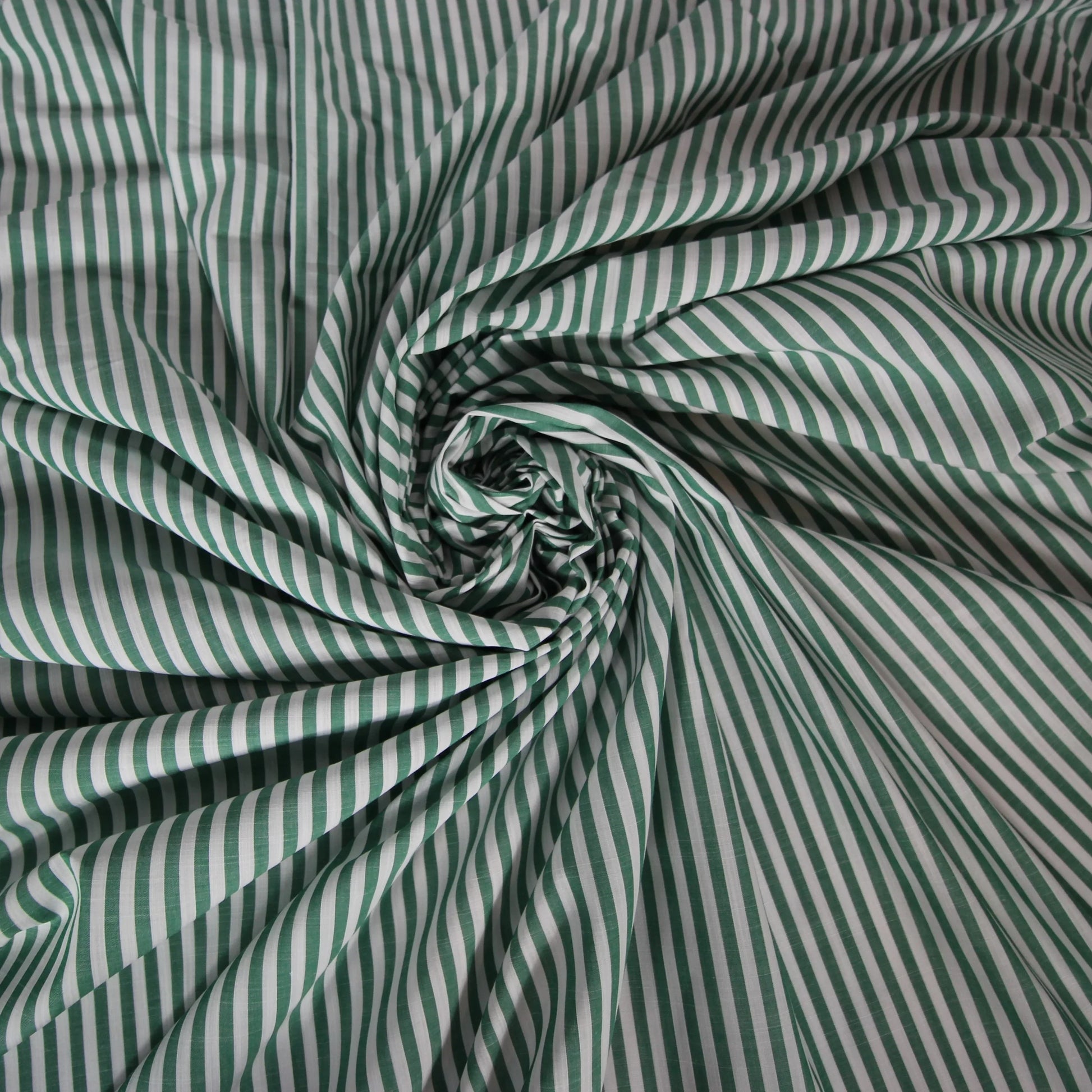 Tissus haute couture. Tissus au mètre pas cher. Tissus pas cher. Acheter tissus au mètre. Tissus français. Tissus de grandes maisons. Tissus haut de gamme. Tissus pour collection. Tissus pour createur. Jeune createur. Laine. Soie. Coton. Lin.