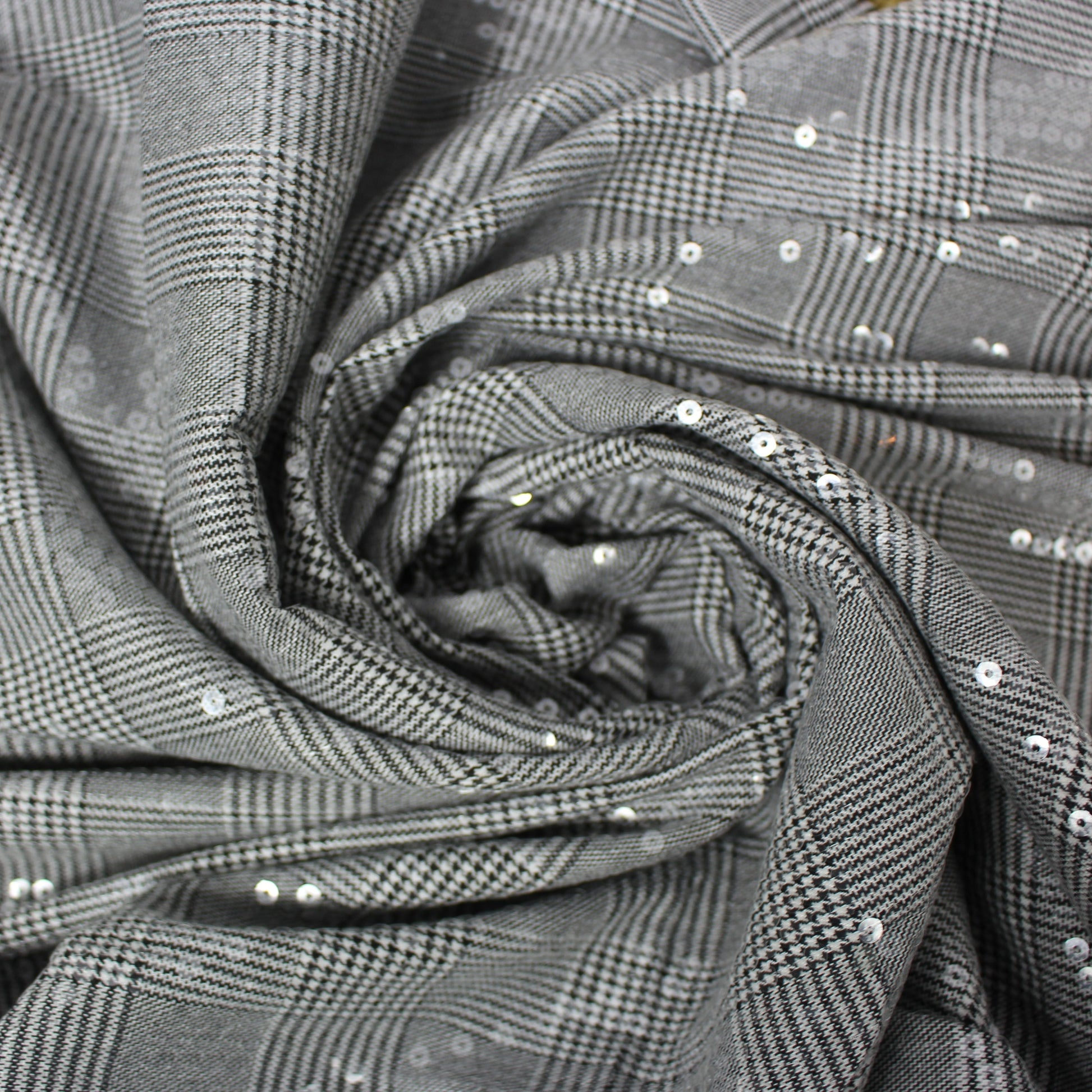 Tissus haute couture. Tissus au mètre pas cher. Tissus pas cher. Acheter tissus au mètre. Tissus français. Tissus de grandes maisons. Tissus haut de gamme. Tissus pour collection. Tissus pour createur. Jeune createur. Laine. Soie. Coton. Lin.