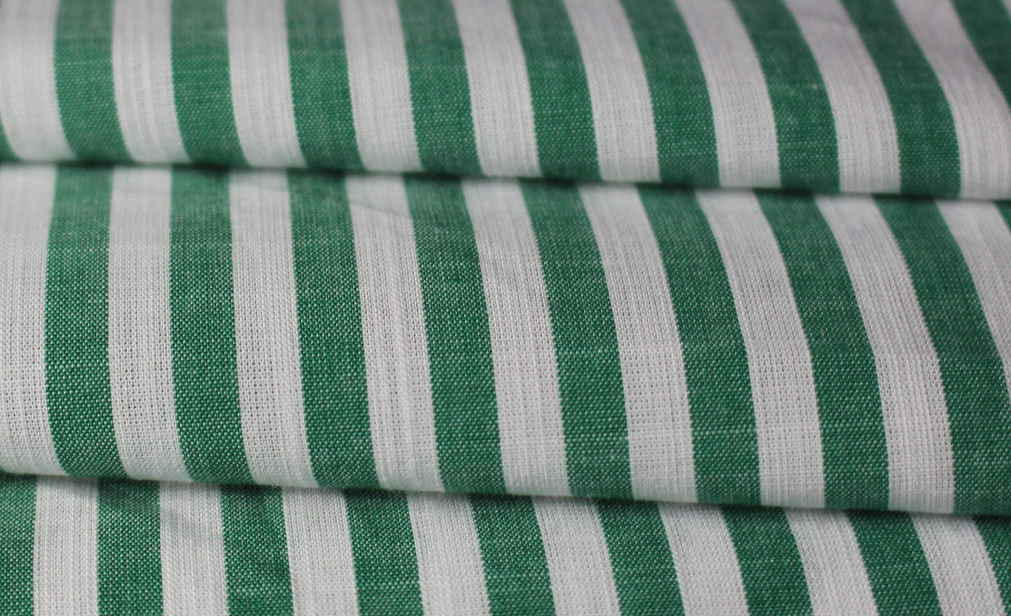 Tissus haute couture. Tissus au mètre pas cher. Tissus pas cher. Acheter tissus au mètre. Tissus français. Tissus de grandes maisons. Tissus haut de gamme. Tissus pour collection. Tissus pour createur. Jeune createur. Laine. Soie. Coton. Lin.