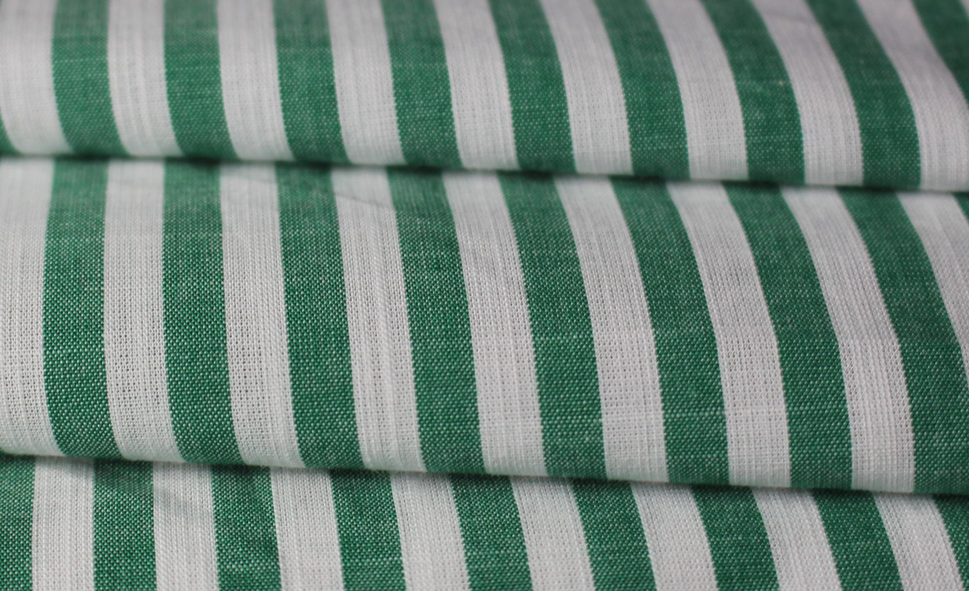 Tissus haute couture. Tissus au mètre pas cher. Tissus pas cher. Acheter tissus au mètre. Tissus français. Tissus de grandes maisons. Tissus haut de gamme. Tissus pour collection. Tissus pour createur. Jeune createur. Laine. Soie. Coton. Lin.