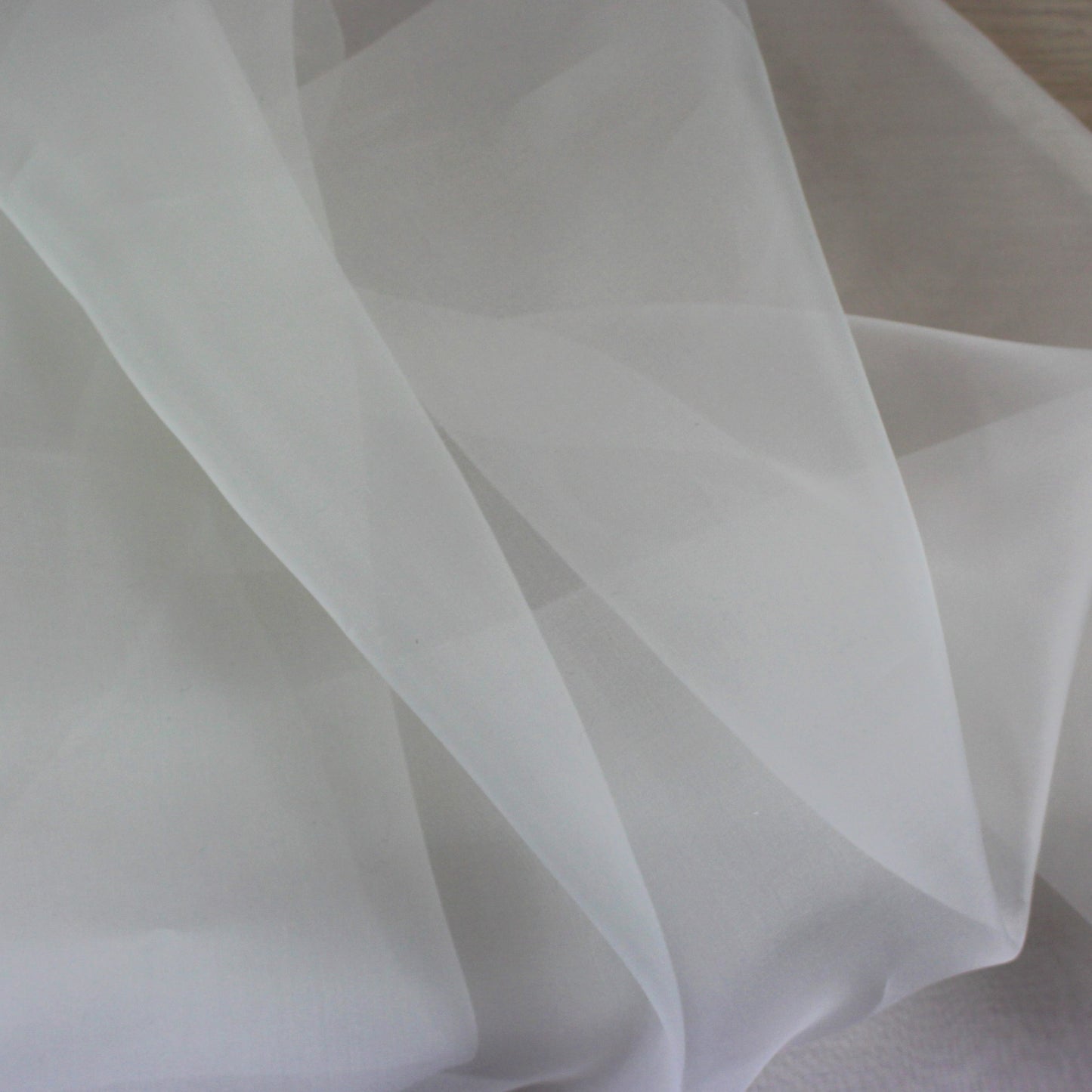 Tissu organza de soie 100% - blanc | Bennytex | Mondial Tissus | Cousette | Tissus de rêve | Tissus.net