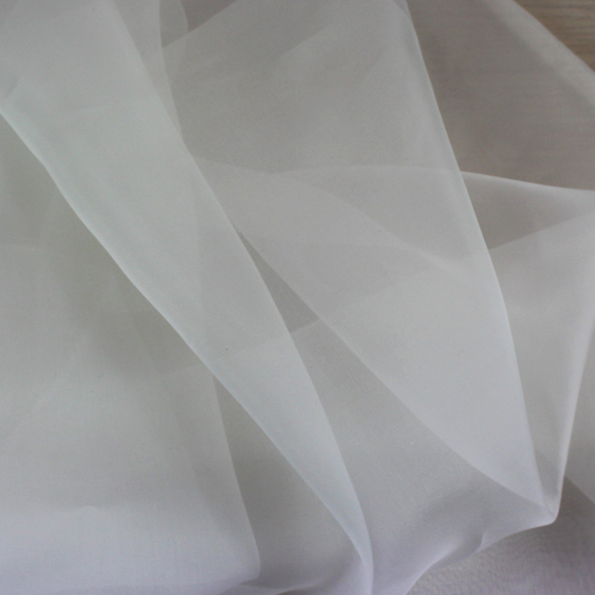 Tissu organza de soie 100% - blanc | Bennytex | Mondial Tissus | Cousette | Tissus de rêve | Tissus.net