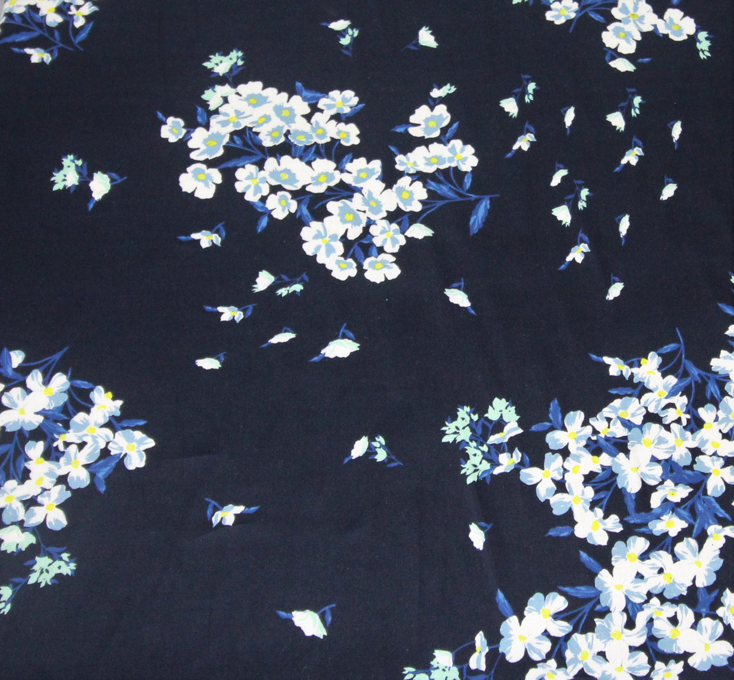 Tissu satin de coton - imprimé fleuri | Bennytex | Mondial Tissus | Cousette | Tissus de rêve | Tissus.net