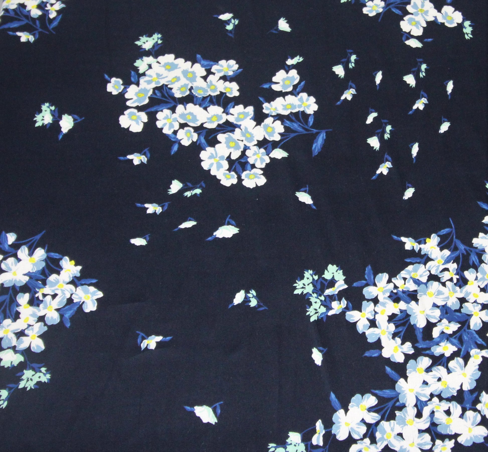 Tissu satin de coton - imprimé fleuri | Bennytex | Mondial Tissus | Cousette | Tissus de rêve | Tissus.net