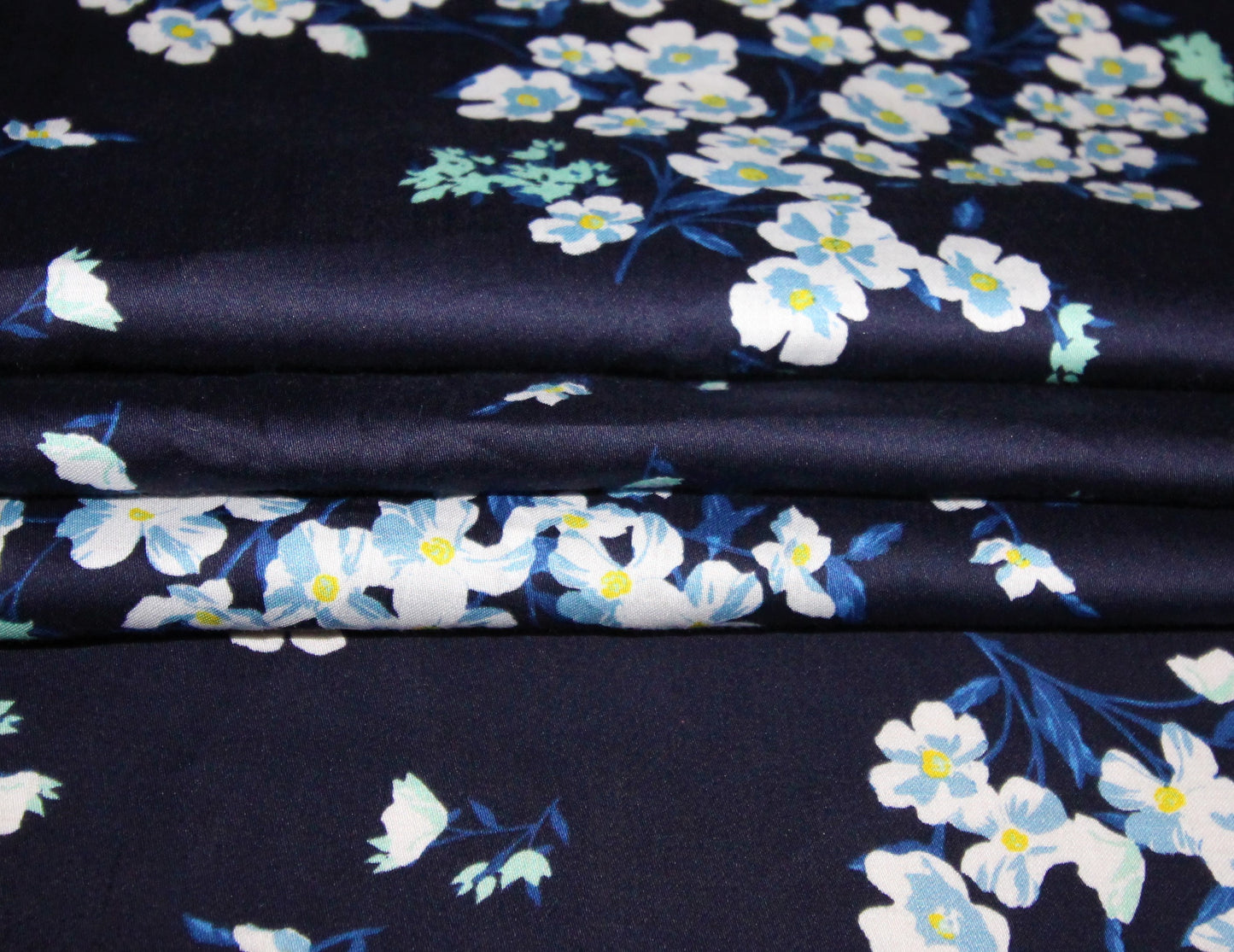Tissu satin de coton - imprimé fleuri | Bennytex | Mondial Tissus | Cousette | Tissus de rêve | Tissus.net