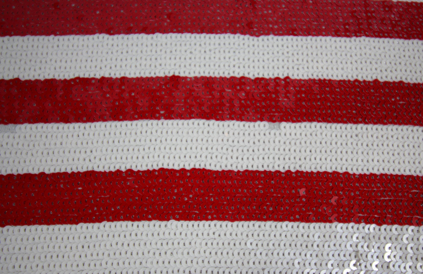 Tissu paillette - à rayures rouges et blanches | Bennytex | Mondial Tissus | Cousette | Tissus de rêve | Tissus.net