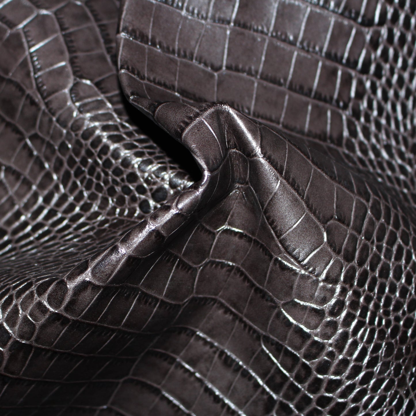 Cuir de vachette - imitation croco - noir | Bennytex | Mondial Tissus | Cousette | Tissus de rêve | Tissus.net