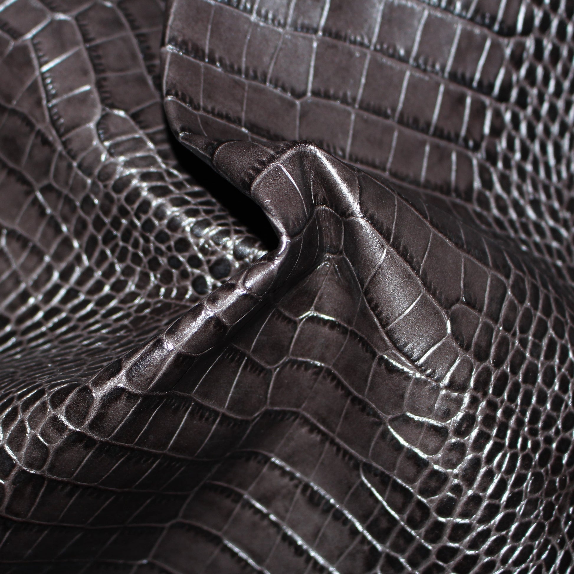 Cuir de vachette - imitation croco - noir | Bennytex | Mondial Tissus | Cousette | Tissus de rêve | Tissus.net