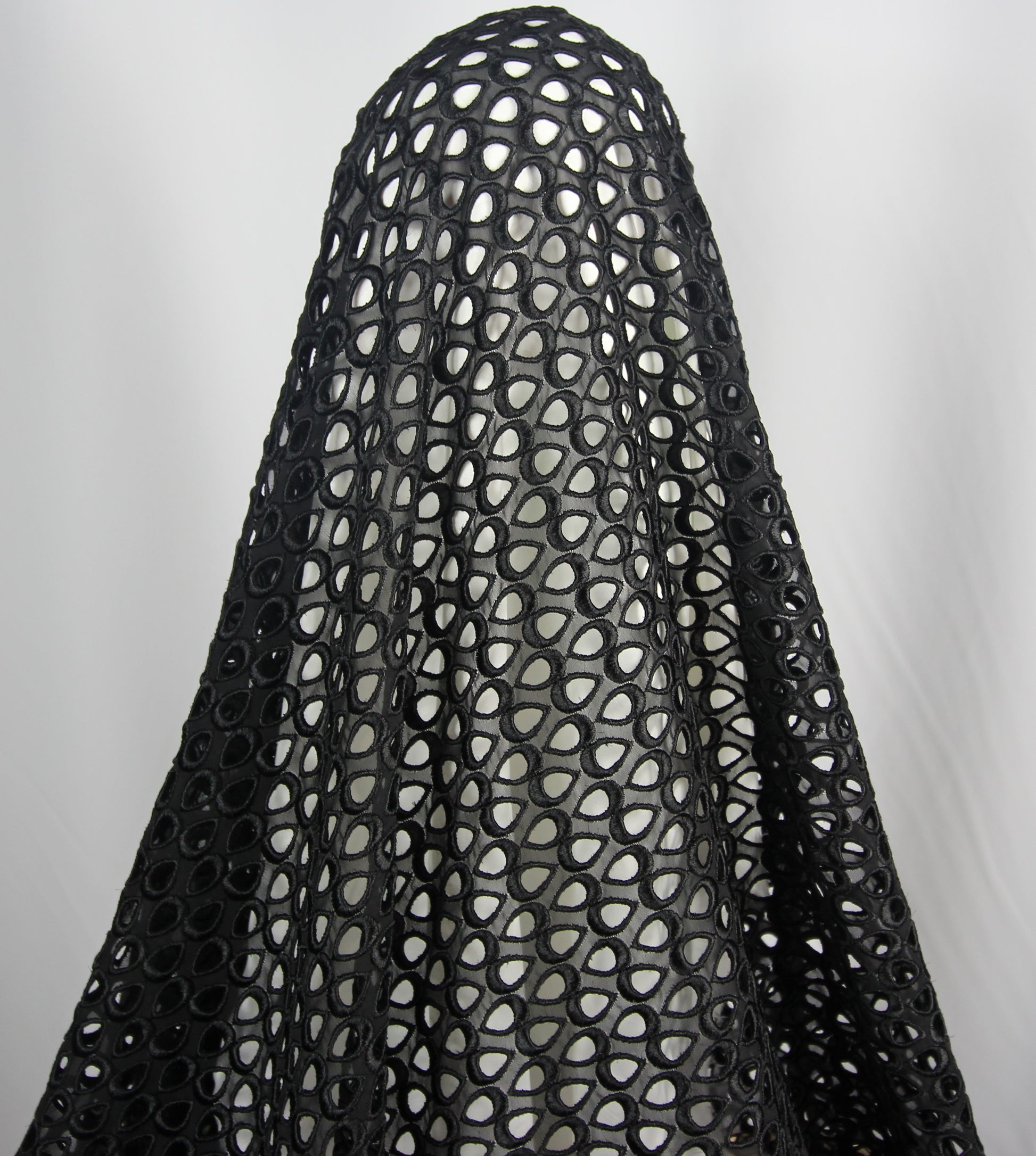 Tissus haute couture. Tissus au mètre pas cher. Tissus pas cher. Acheter tissus au mètre. Tissus français. Tissus de grandes maisons. Tissus haut de gamme. Tissus pour collection. Tissus pour createur. Jeune createur. Laine. Soie. Coton. Lin.