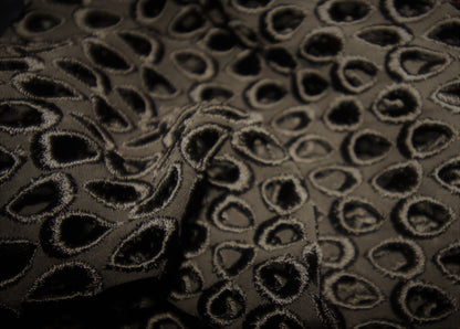 Tissus haute couture. Tissus au mètre pas cher. Tissus pas cher. Acheter tissus au mètre. Tissus français. Tissus de grandes maisons. Tissus haut de gamme. Tissus pour collection. Tissus pour createur. Jeune createur. Laine. Soie. Coton. Lin.