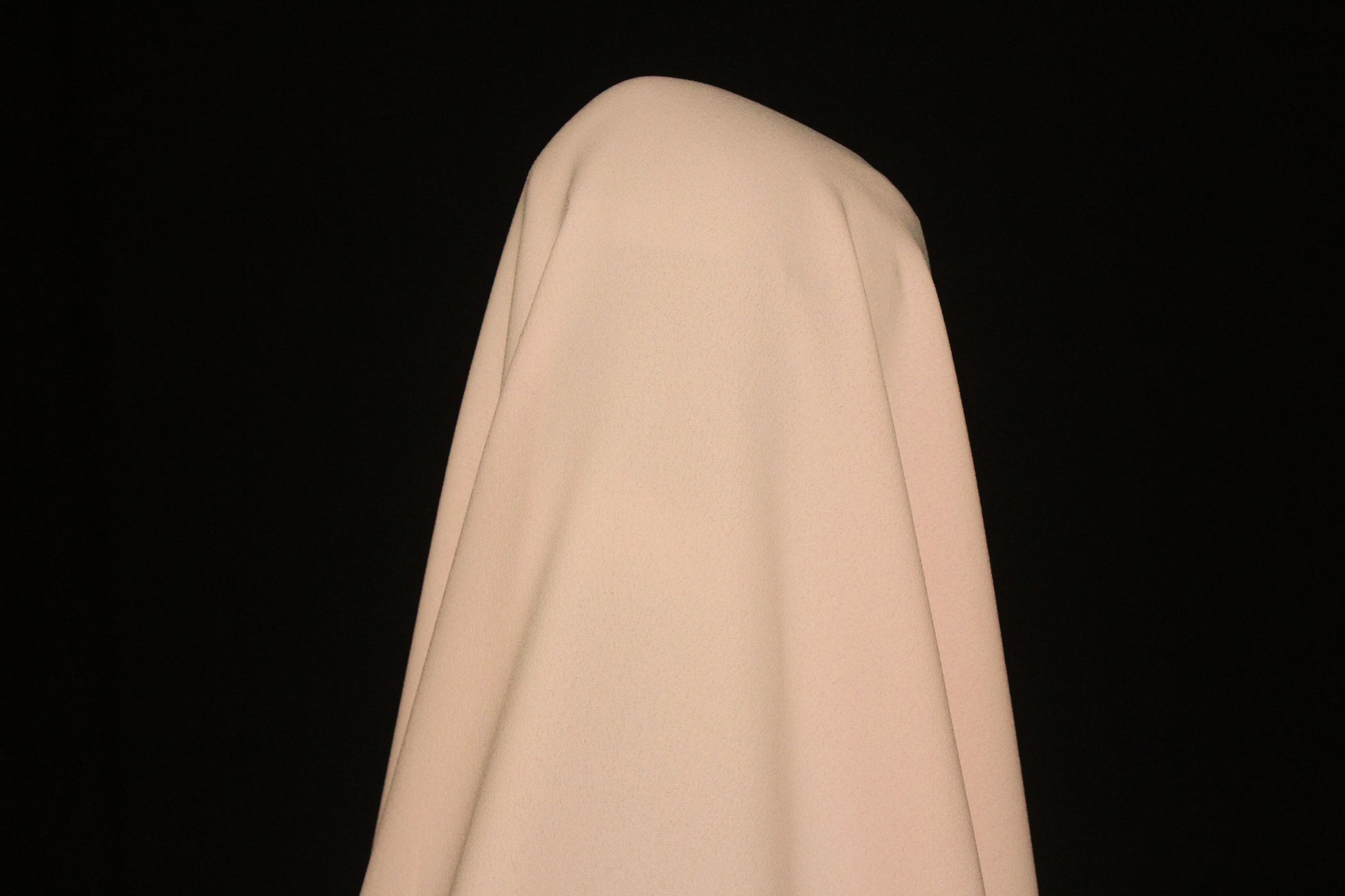Tissus haute couture. Tissus au mètre pas cher. Tissus pas cher. Acheter tissus au mètre. Tissus français. Tissus de grandes maisons. Tissus haut de gamme. Tissus pour collection. Tissus pour createur. Jeune createur. Laine. Soie. Coton. Lin.
