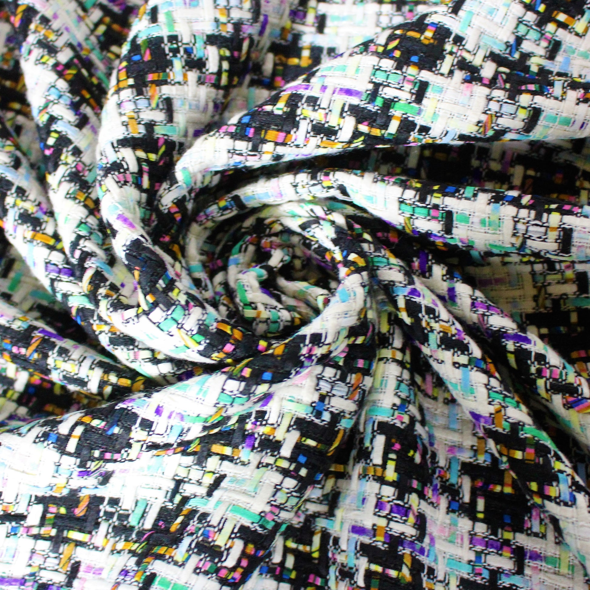 Tissus haute couture. Tissus au mètre pas cher. Tissus pas cher. Acheter tissus au mètre. Tissus français. Tissus de grandes maisons. Tissus haut de gamme. Tissus pour collection. Tissus pour createur. Jeune createur. Laine. Soie. Coton. Lin.