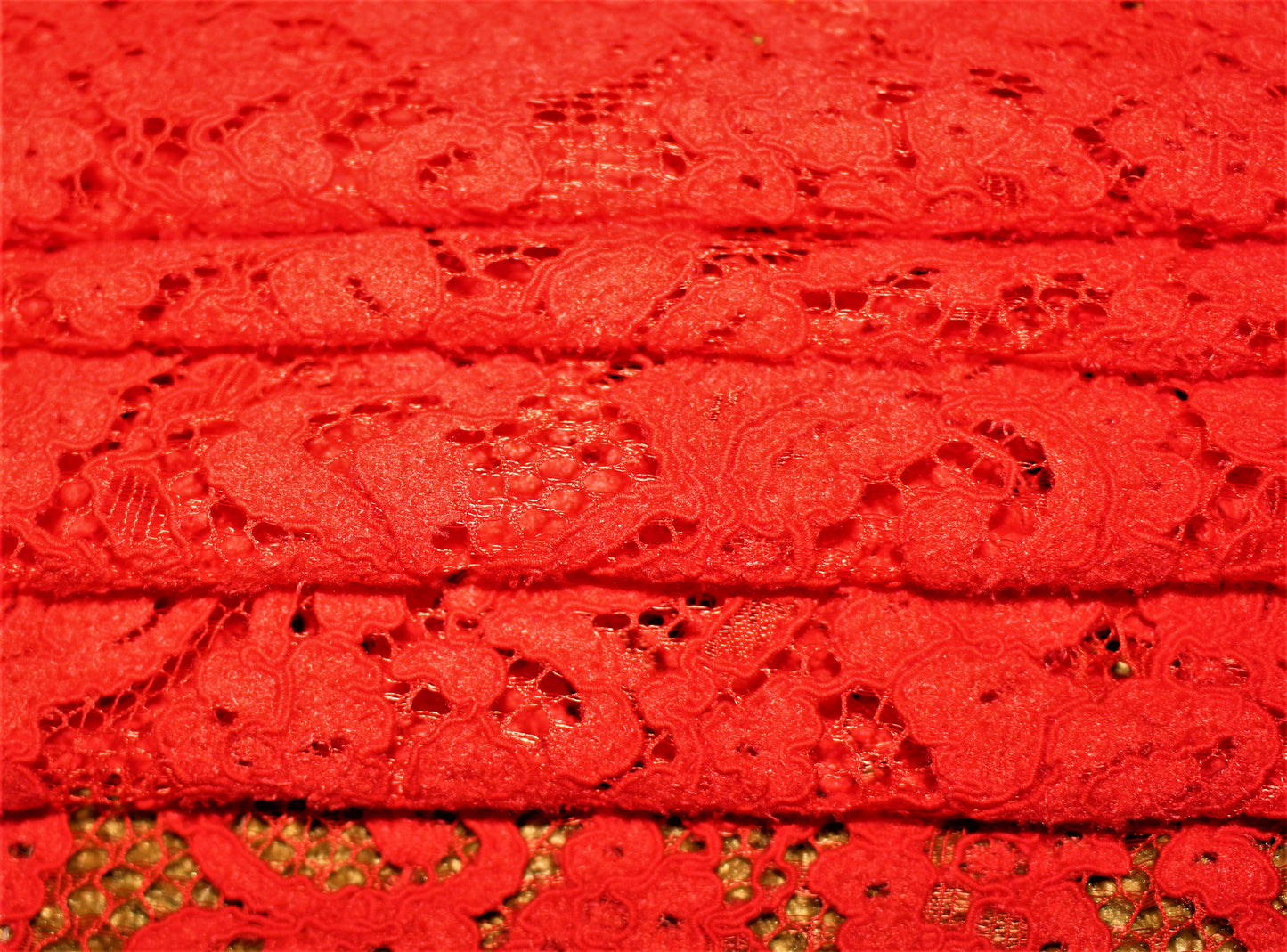 Tissus haute couture. Tissus au mètre pas cher. Tissus pas cher. Acheter tissus au mètre. Tissus français. Tissus de grandes maisons. Tissus haut de gamme. Tissus pour collection. Tissus pour createur. Jeune createur. Laine. Soie. Coton. Lin.