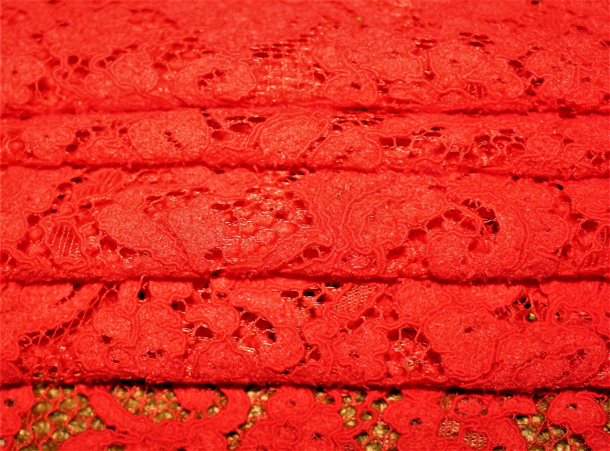 Tissus haute couture. Tissus au mètre pas cher. Tissus pas cher. Acheter tissus au mètre. Tissus français. Tissus de grandes maisons. Tissus haut de gamme. Tissus pour collection. Tissus pour createur. Jeune createur. Laine. Soie. Coton. Lin.