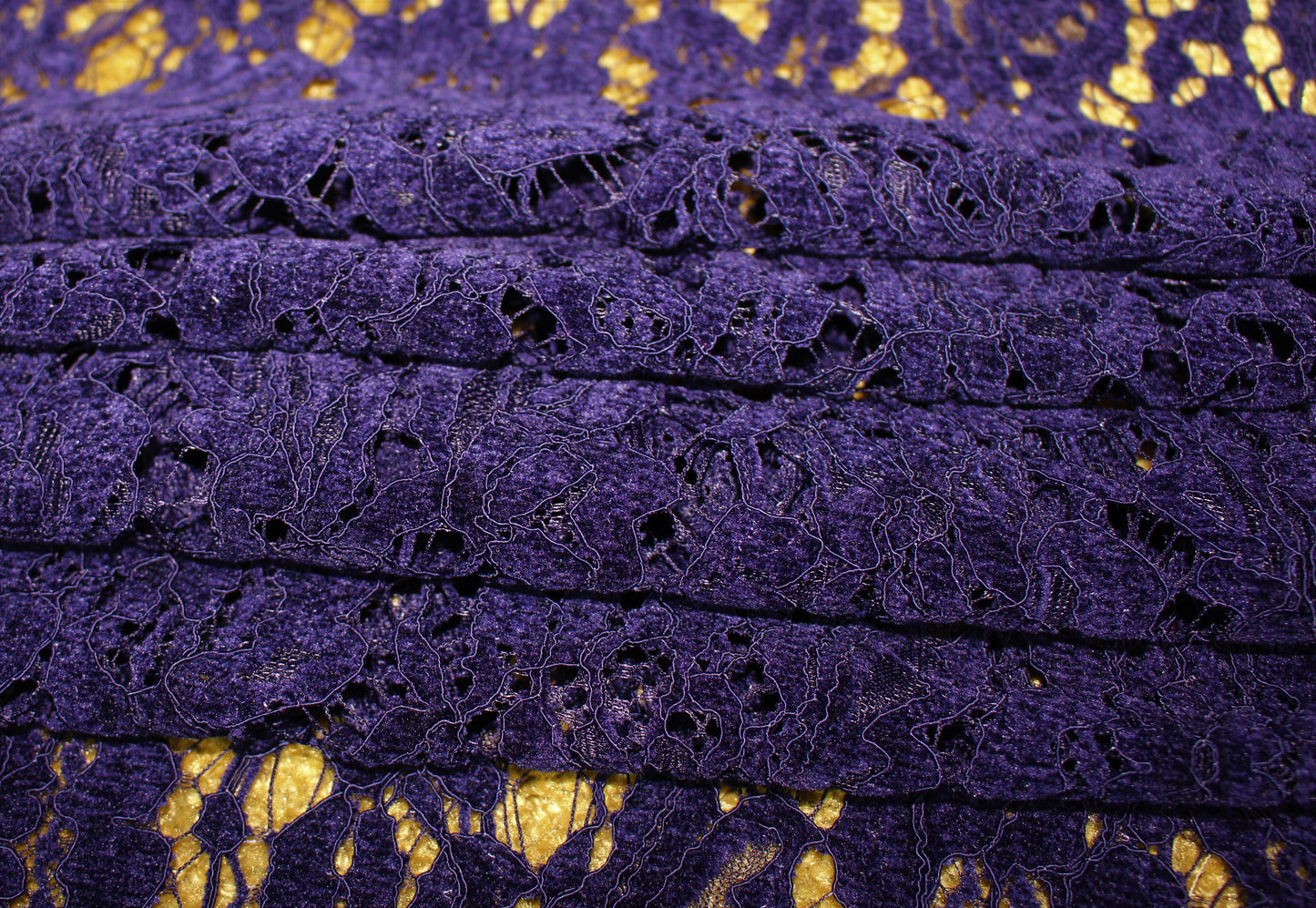 Tissus haute couture. Tissus au mètre pas cher. Tissus pas cher. Acheter tissus au mètre. Tissus français. Tissus de grandes maisons. Tissus haut de gamme. Tissus pour collection. Tissus pour createur. Jeune createur. Laine. Soie. Coton. Lin.