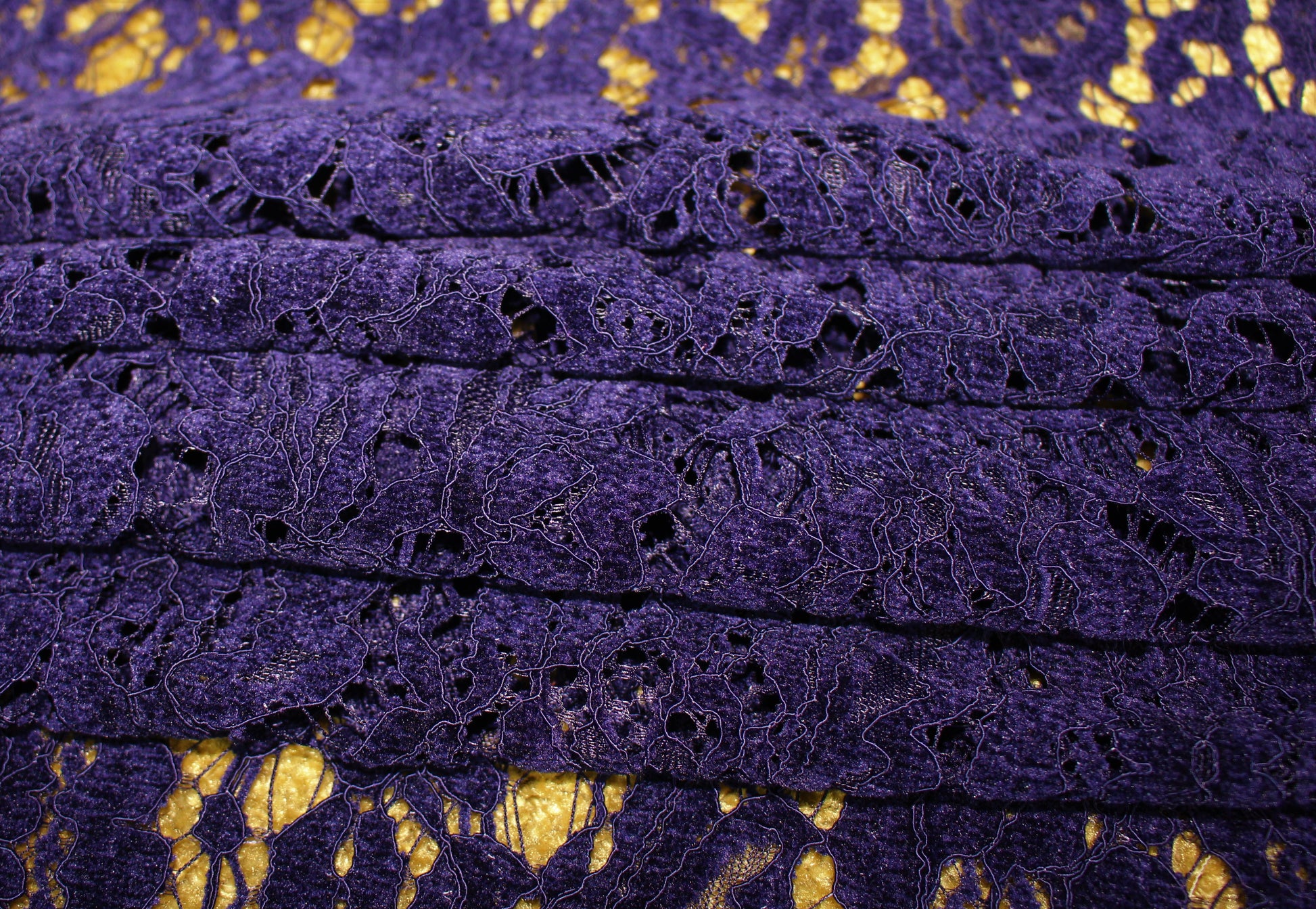 Tissus haute couture. Tissus au mètre pas cher. Tissus pas cher. Acheter tissus au mètre. Tissus français. Tissus de grandes maisons. Tissus haut de gamme. Tissus pour collection. Tissus pour createur. Jeune createur. Laine. Soie. Coton. Lin.