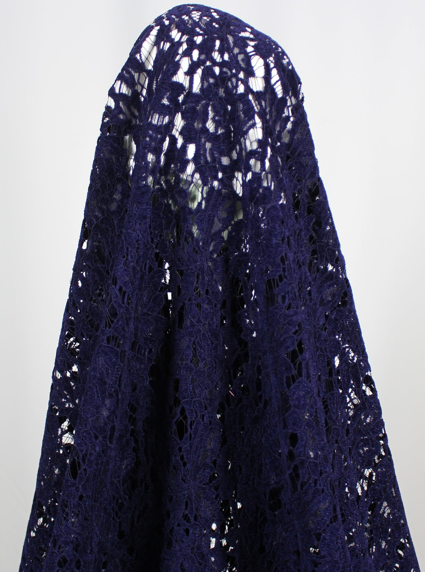 Tissus haute couture. Tissus au mètre pas cher. Tissus pas cher. Acheter tissus au mètre. Tissus français. Tissus de grandes maisons. Tissus haut de gamme. Tissus pour collection. Tissus pour createur. Jeune createur. Laine. Soie. Coton. Lin.